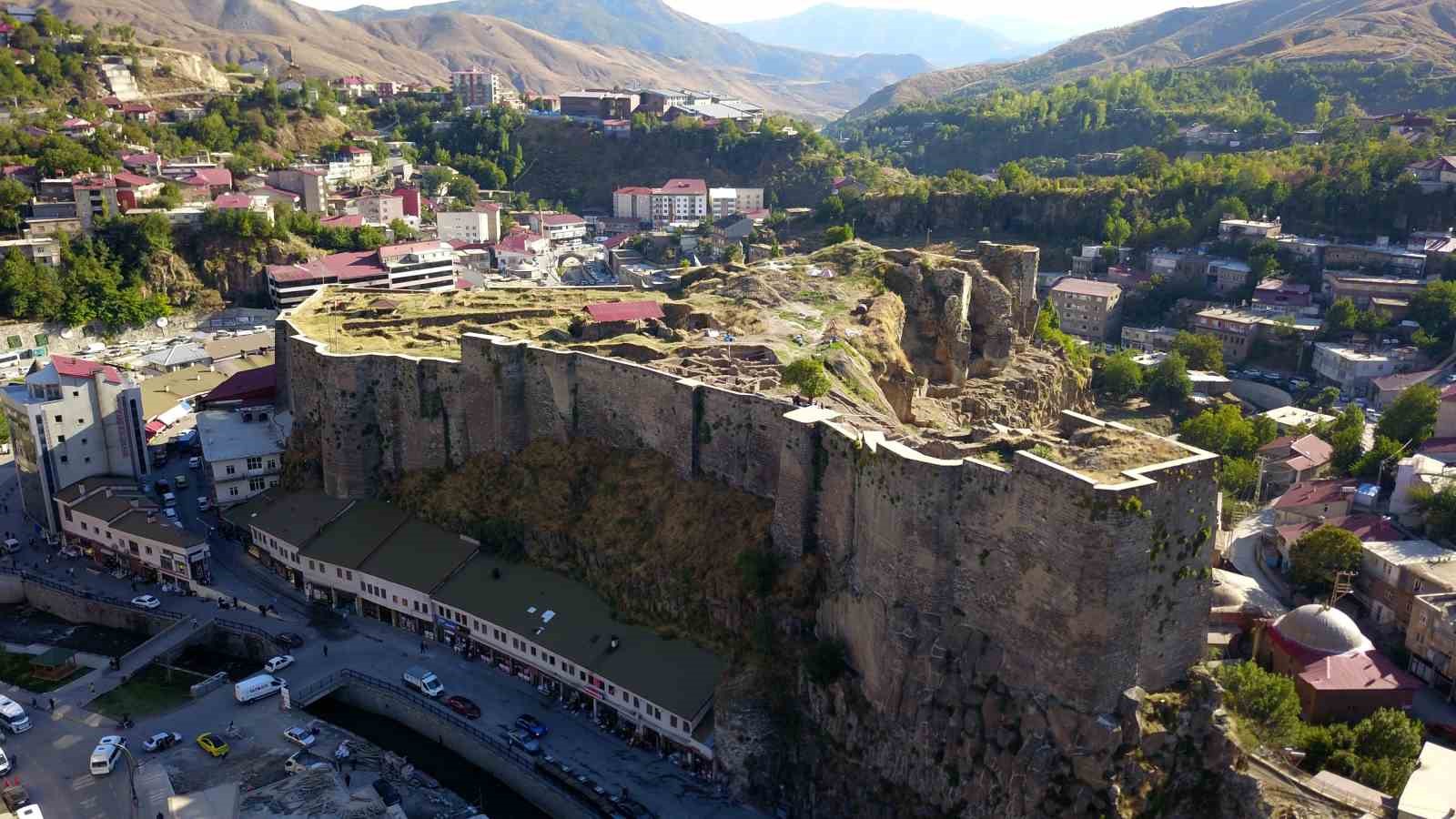 Bitlis Kalesi’nde yapılan kazılarda 500 yıllık su künkleri bulundu
