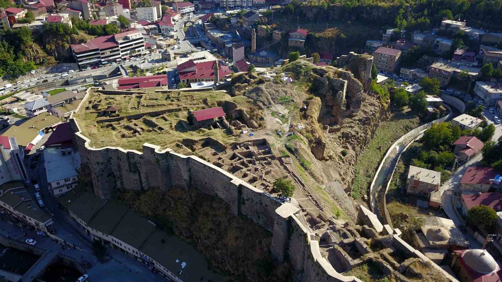 Bitlis Kalesi’nde yapılan kazılarda 500 yıllık su künkleri bulundu
