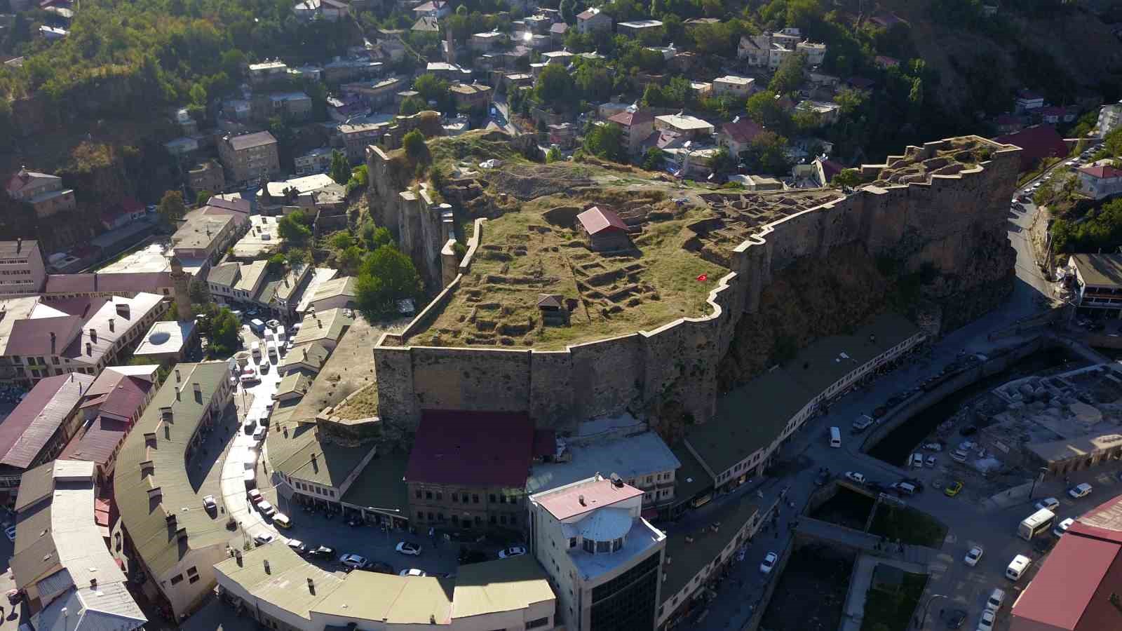 Bitlis Kalesi’nde yapılan kazılarda 500 yıllık su künkleri bulundu
