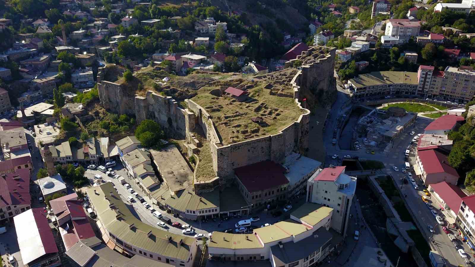 Bitlis Kalesi’nde yapılan kazılarda 500 yıllık su künkleri bulundu
