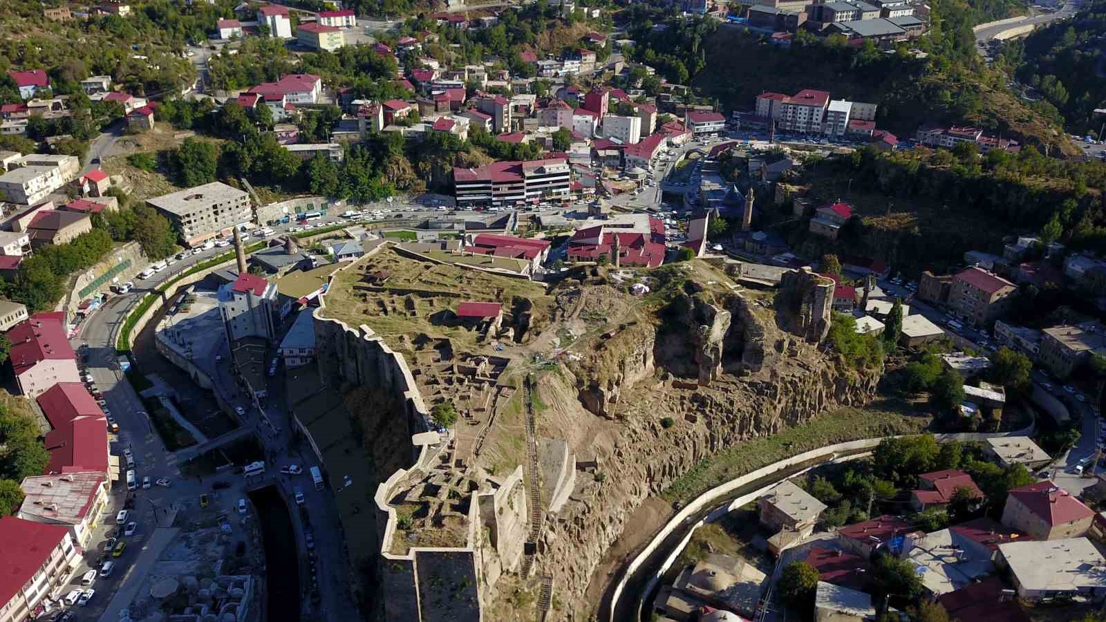 Bitlis Kalesi’nde yapılan kazılarda 500 yıllık su künkleri bulundu
