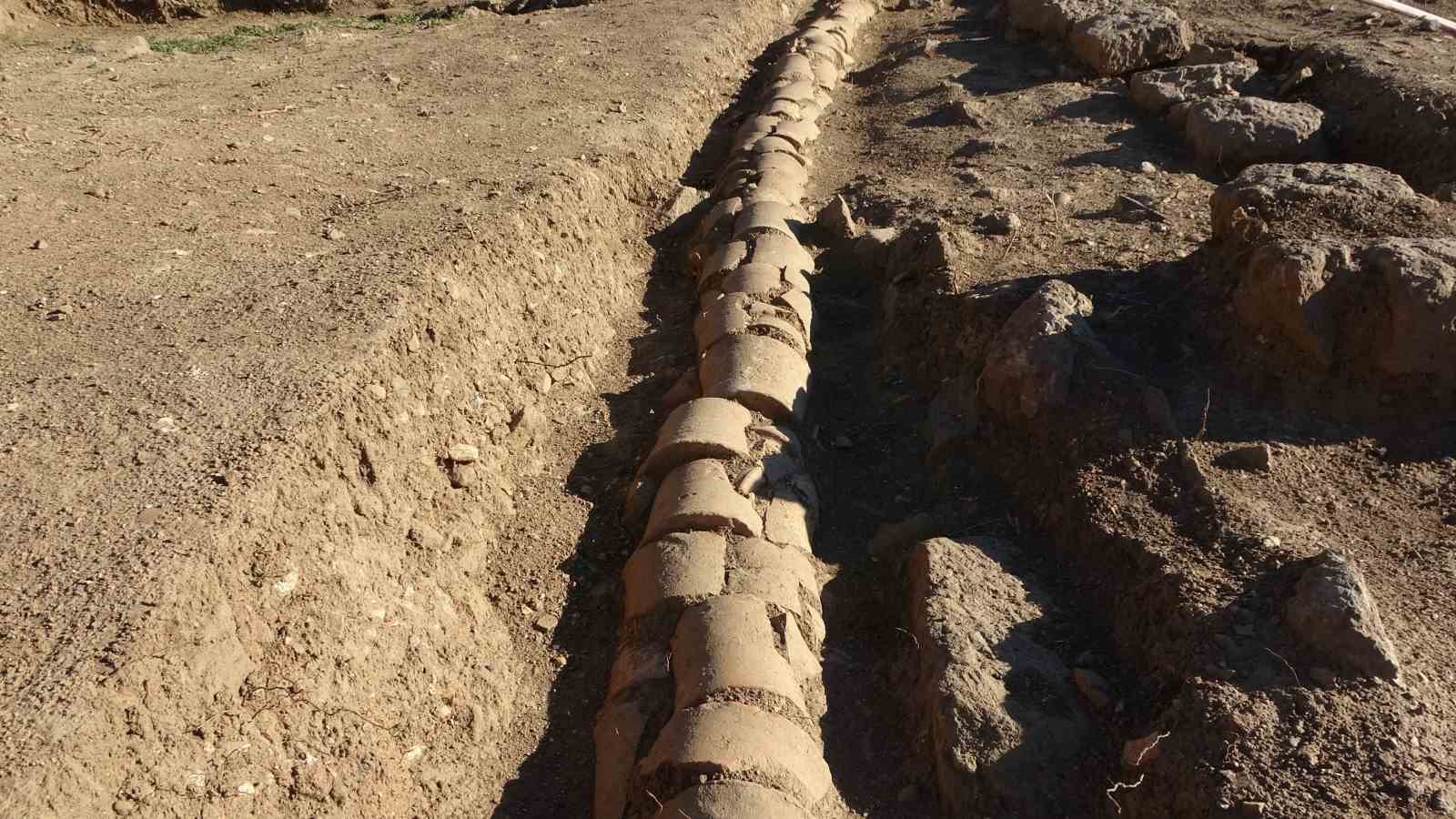 Bitlis Kalesi’nde yapılan kazılarda 500 yıllık su künkleri bulundu
