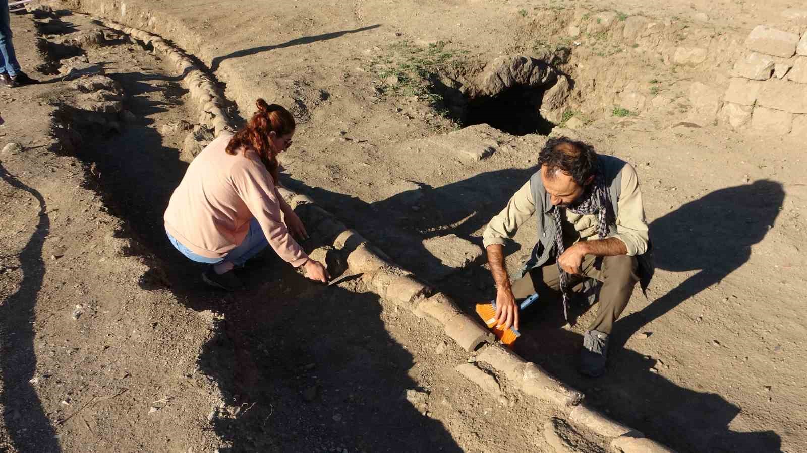 Bitlis Kalesi’nde yapılan kazılarda 500 yıllık su künkleri bulundu
