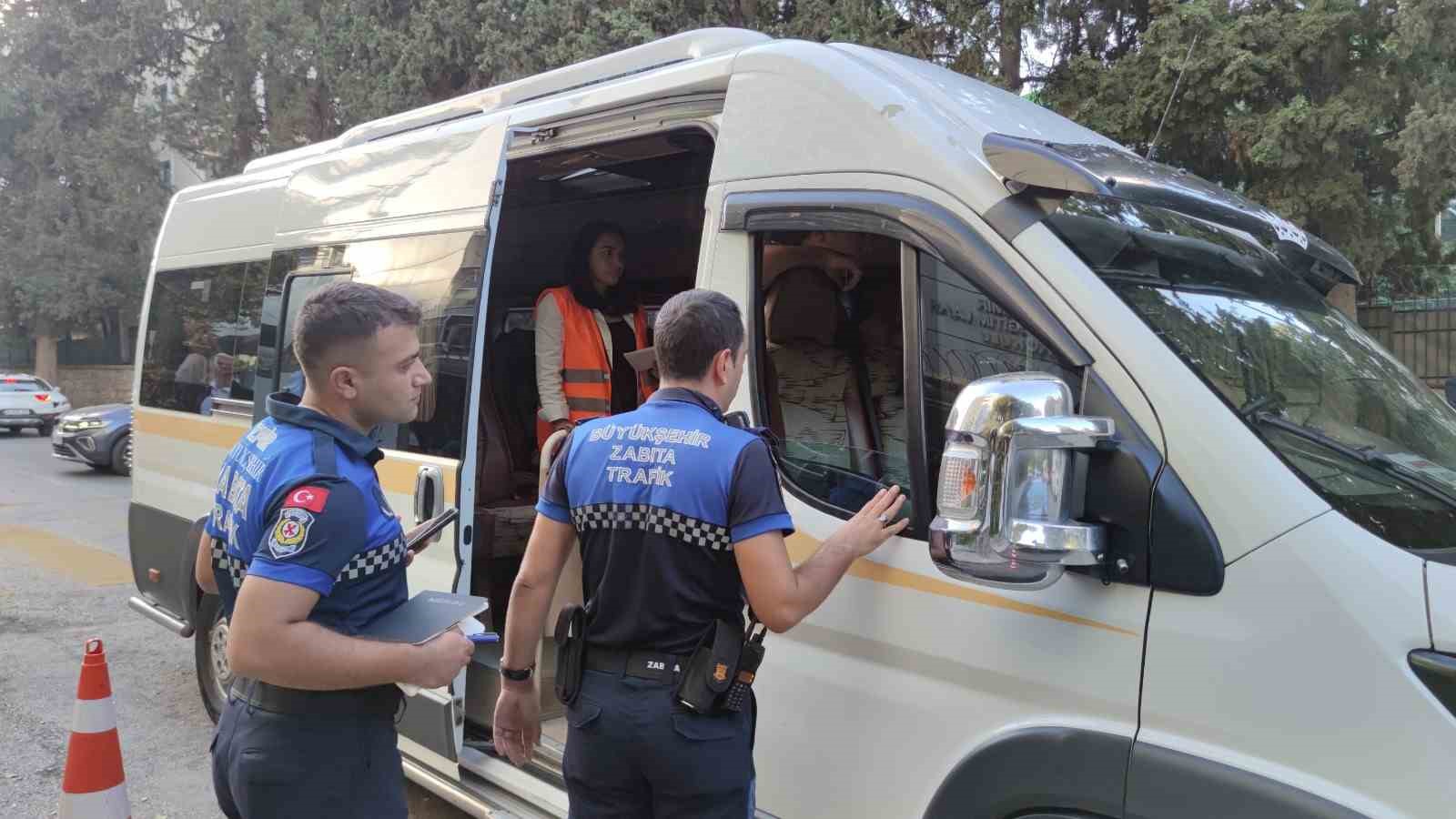 İzmir’de zabıtadan servis araçlarına sıkı denetim
