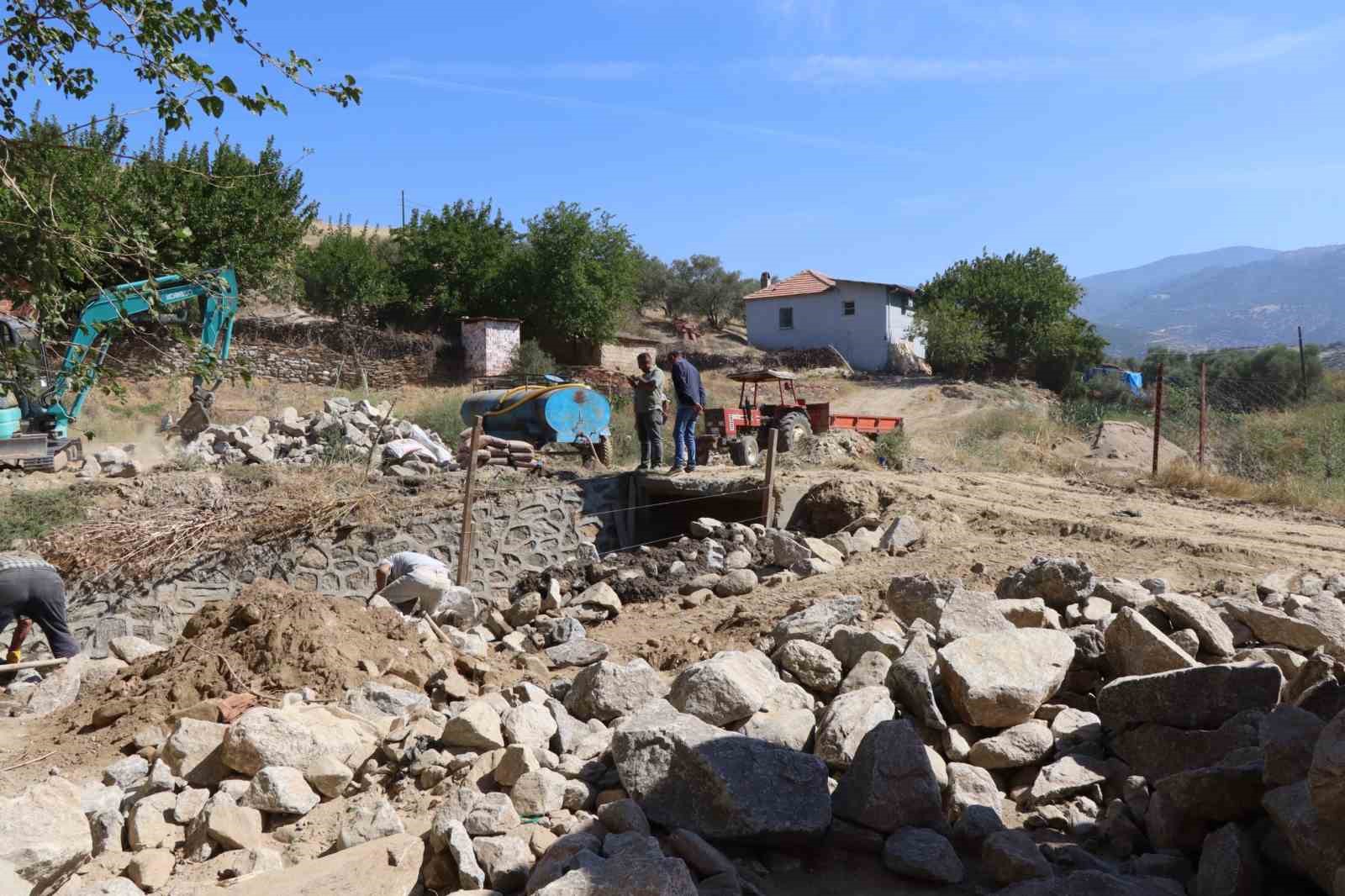 Teke Deresi su yolu, istinat duvarı ile güçlendirildi
