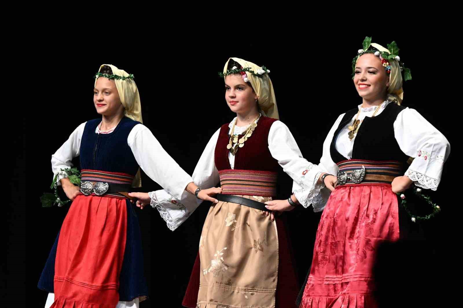 Gaziosmanpaşa’daki Uluslararası Halk Dansları Festivali renkli görüntülere sahne oldu
