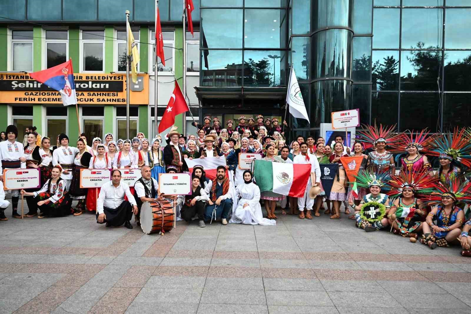 Gaziosmanpaşa’daki Uluslararası Halk Dansları Festivali renkli görüntülere sahne oldu
