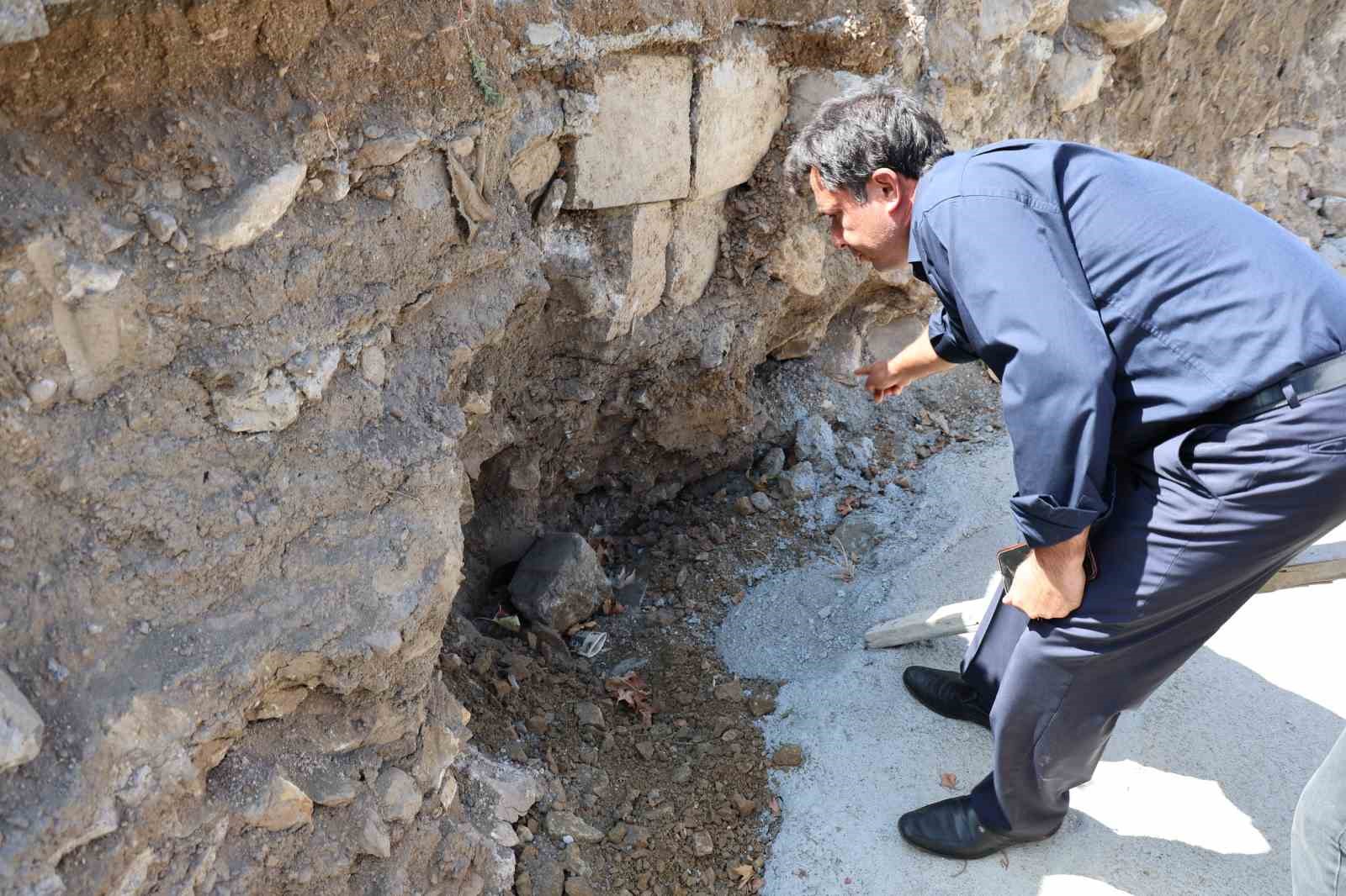 Tarihi tünel ve kemer çevresinde inşaat
