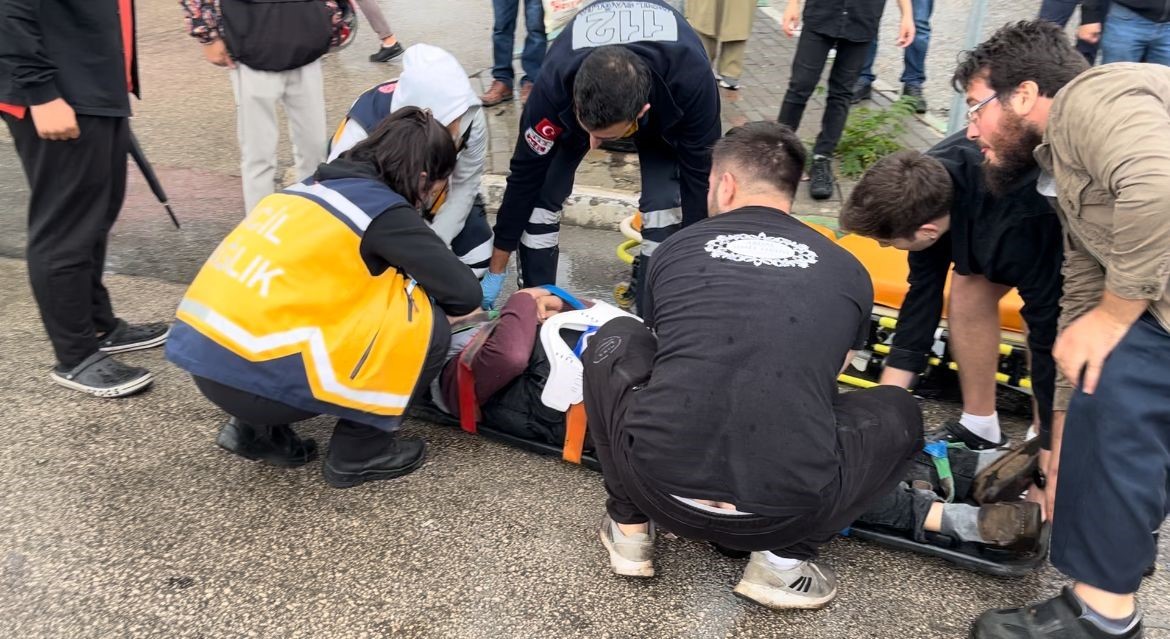 Kuryeye çarpmamak için manevra yaptı, önce 4 araca, sonra kuryeye çarptı
