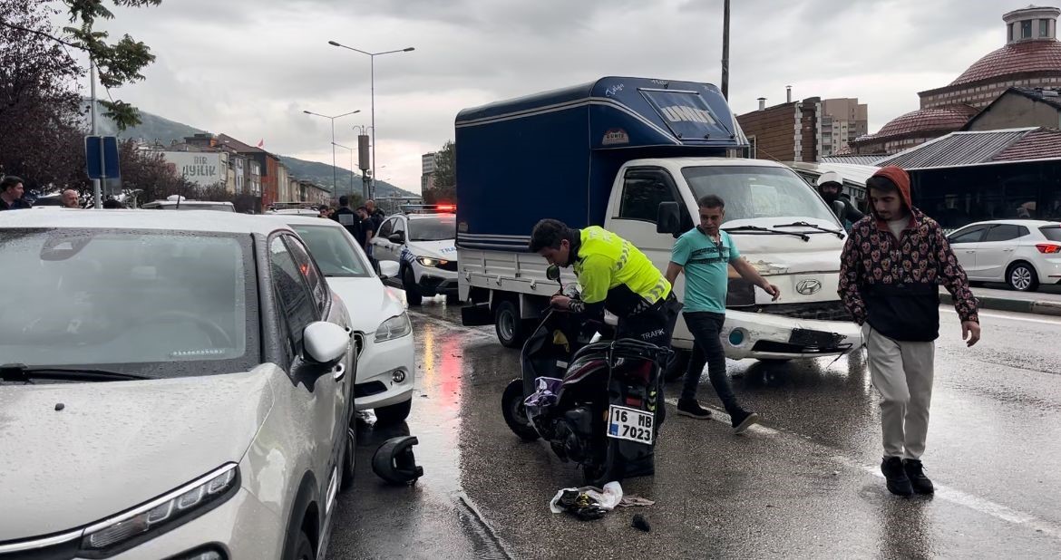 Kuryeye çarpmamak için manevra yaptı, önce 4 araca, sonra kuryeye çarptı
