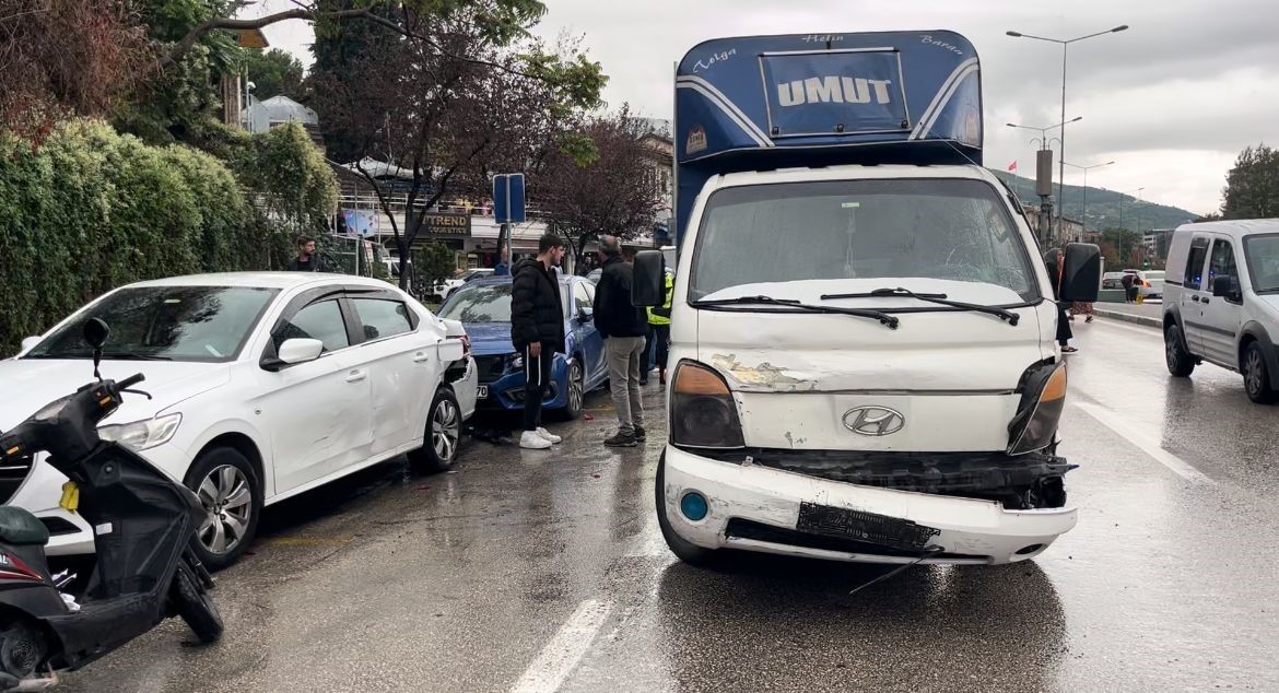 Kuryeye çarpmamak için manevra yaptı, önce 4 araca, sonra kuryeye çarptı
