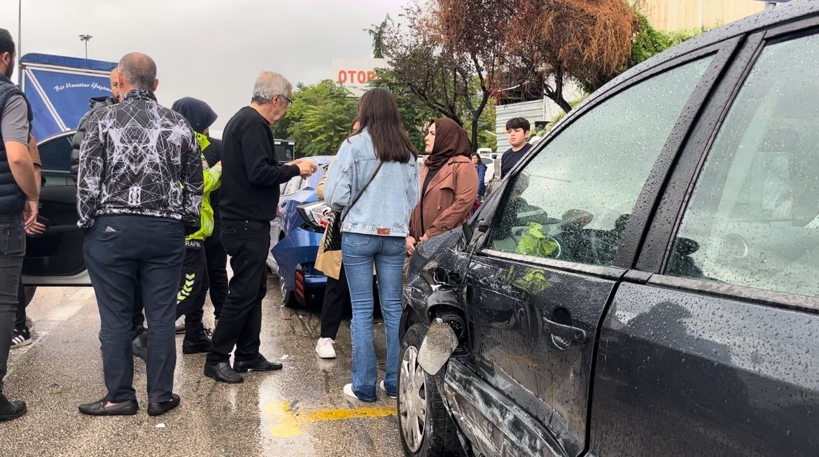 Kuryeye çarpmamak için manevra yaptı, önce 4 araca, sonra kuryeye çarptı
