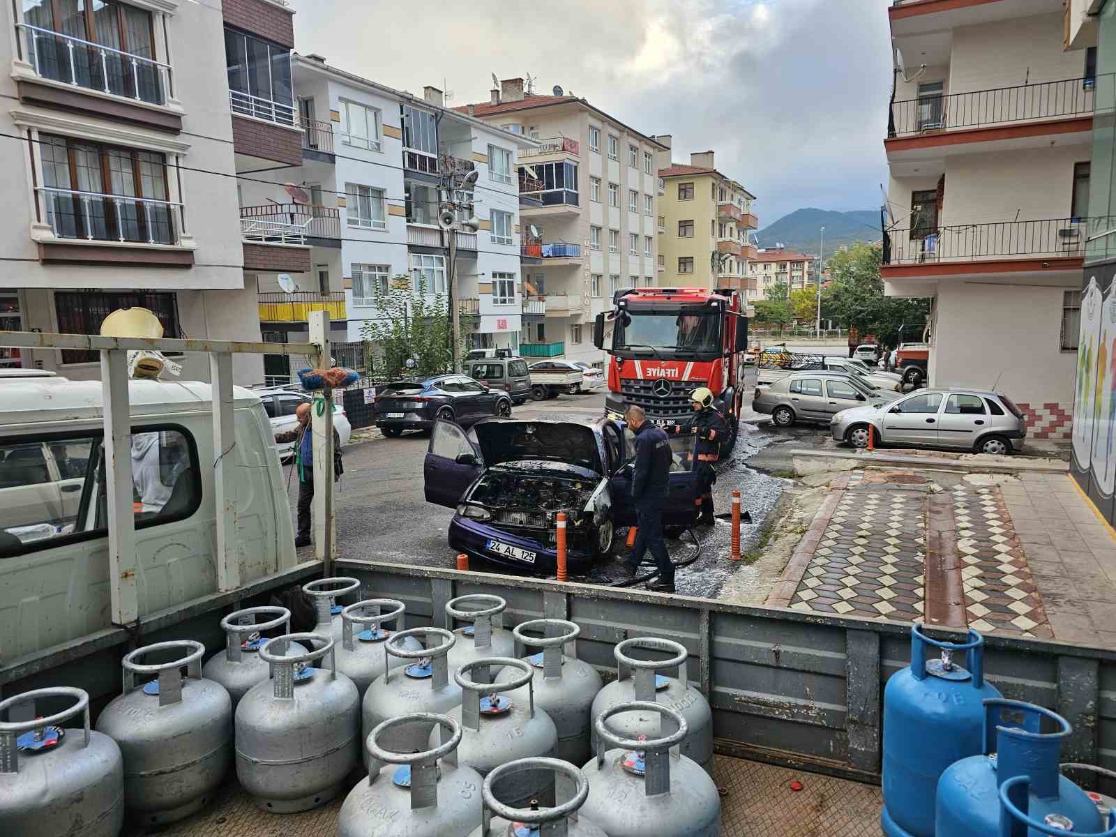 Ankara’da faciadan dönüldü: Park halindeki otomobil tüp kamyonetinin yanında yandı
