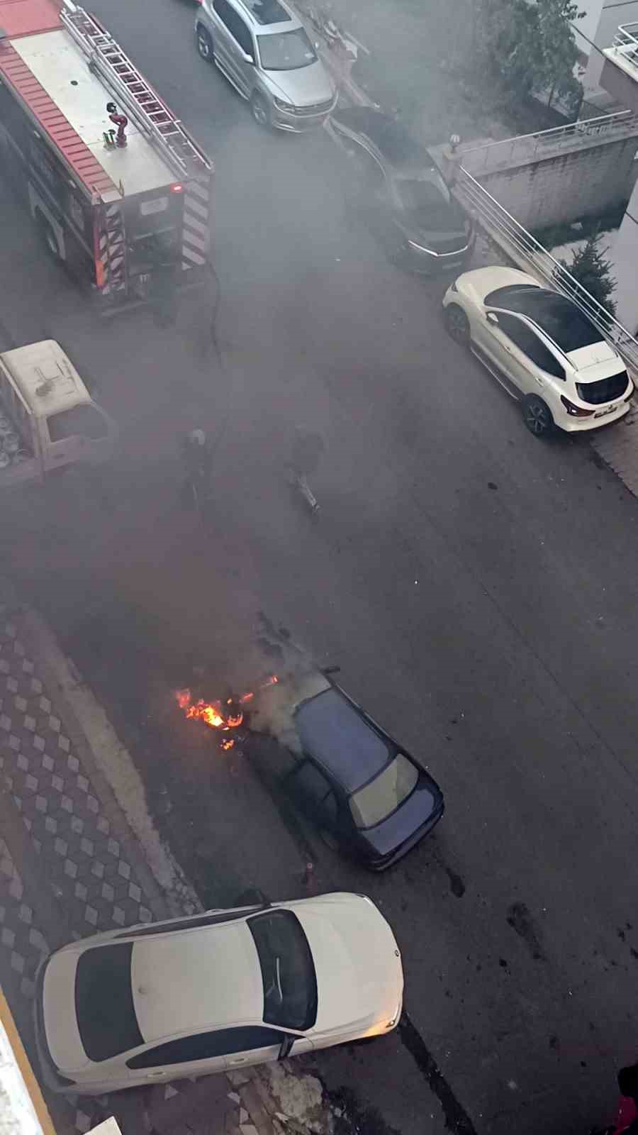 Ankara’da faciadan dönüldü: Park halindeki otomobil tüp kamyonetinin yanında yandı
