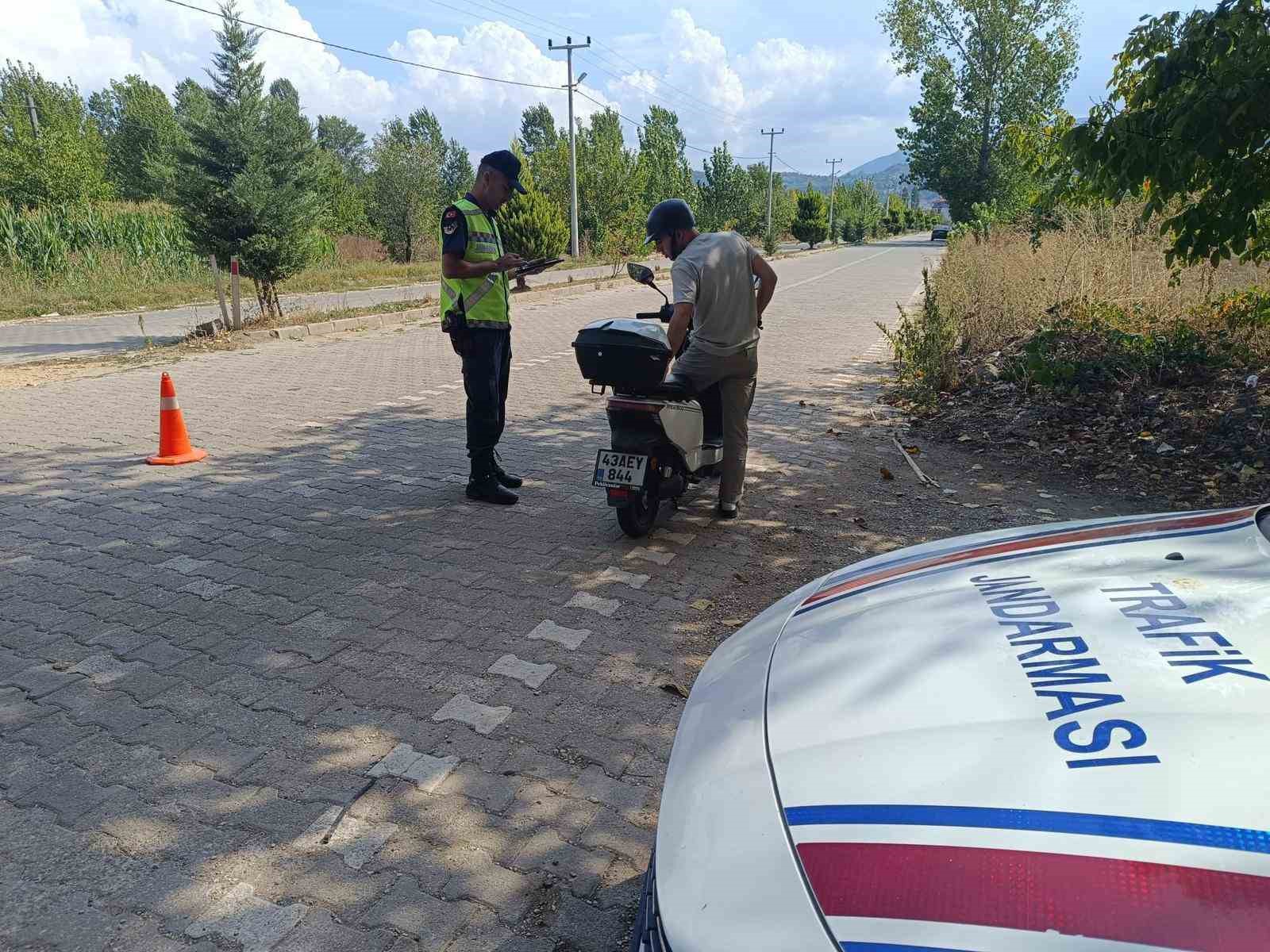 Kütahya’da Jandarma Trafik Timlerinden motosiklet ve motorlu bisiklet denetimi
