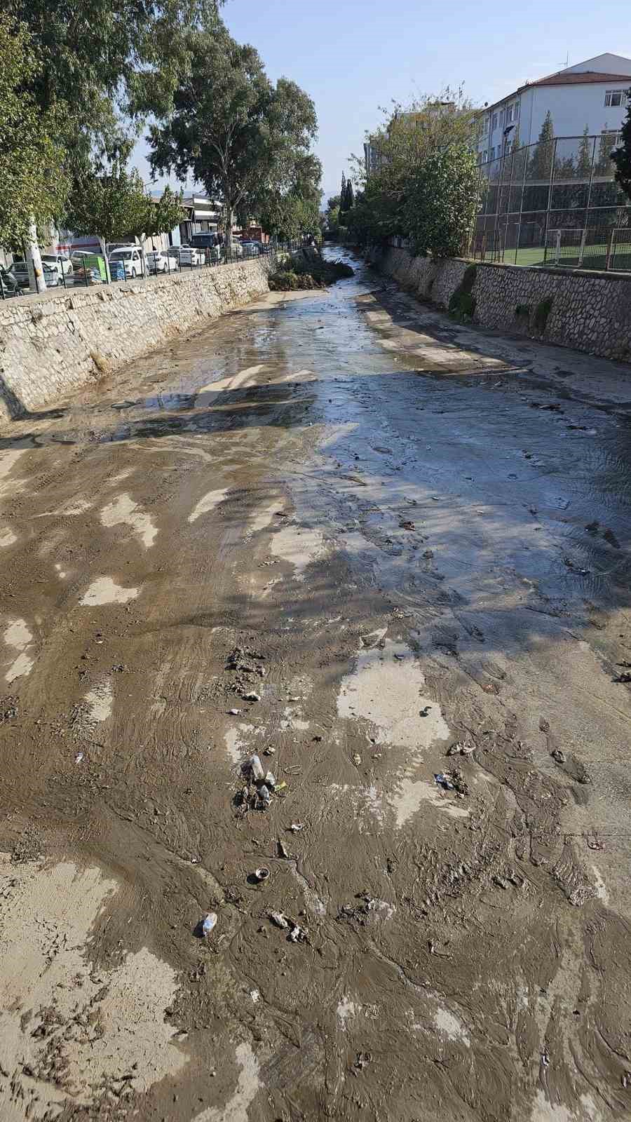 Tabakhane Deresi’ndeki temizlik çalışmaları mahalle halkını memnun etti
