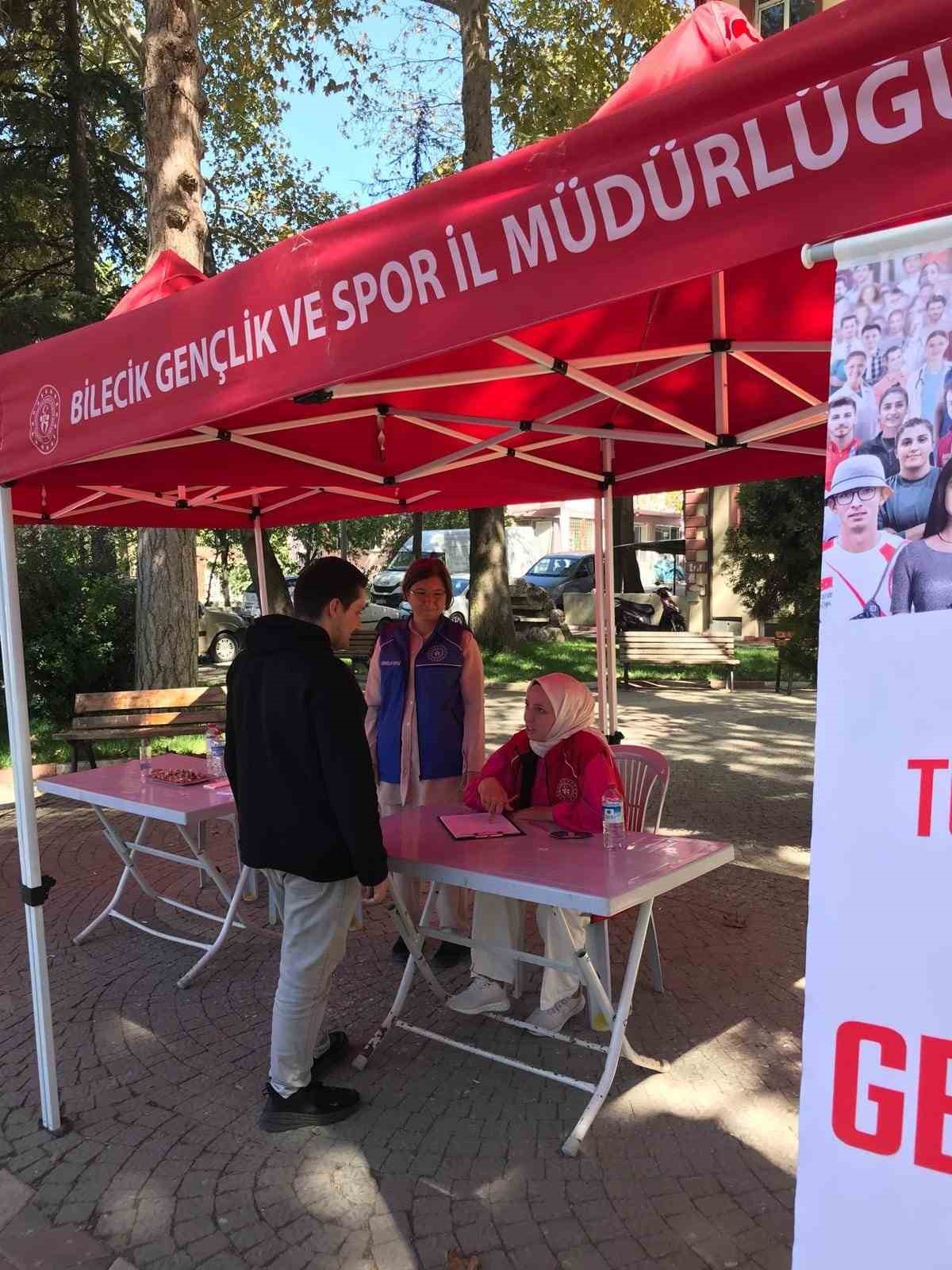 Bilecik’e üniversite için gelen öğrencilere güvenli rehber hizmeti
