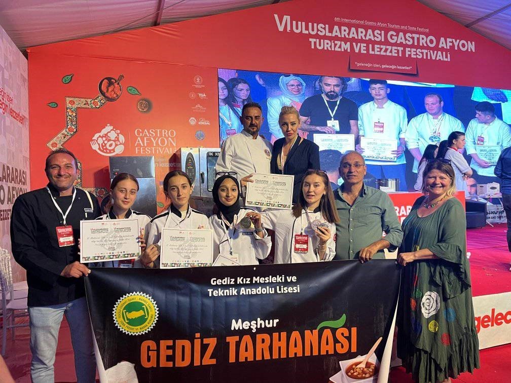 Gedizli öğrenciler Afyon’dan madalya ile döndüler
