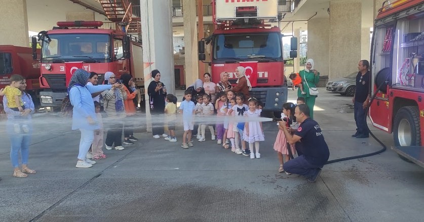 İskenderun itfaiyesinden miniklere eğlenceli eğitim
