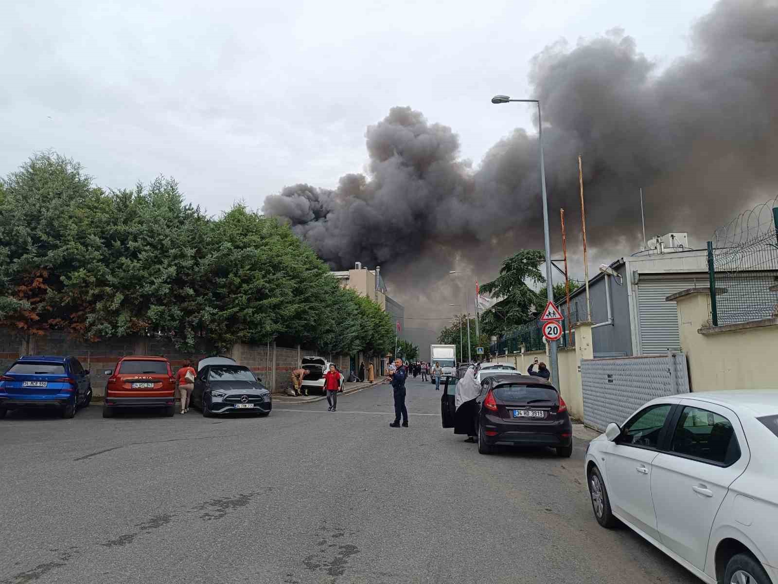 İstanbul Sancaktepe’de bir iş yerinin deposunda yangın çıktı. Olay yerine çok sayıda itfaiye ekibi sevk edildi.
