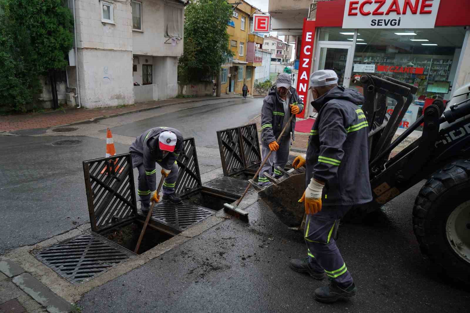 Çayırova’da mazgallar temizleniyor
