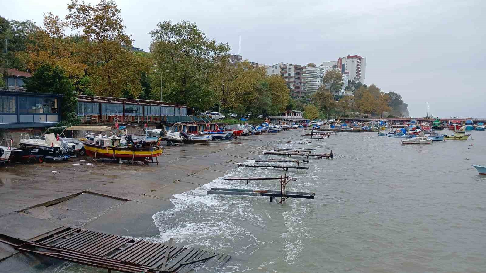 Karadeniz hırçınlaştı dalga boyu 3 metreyi aştı
