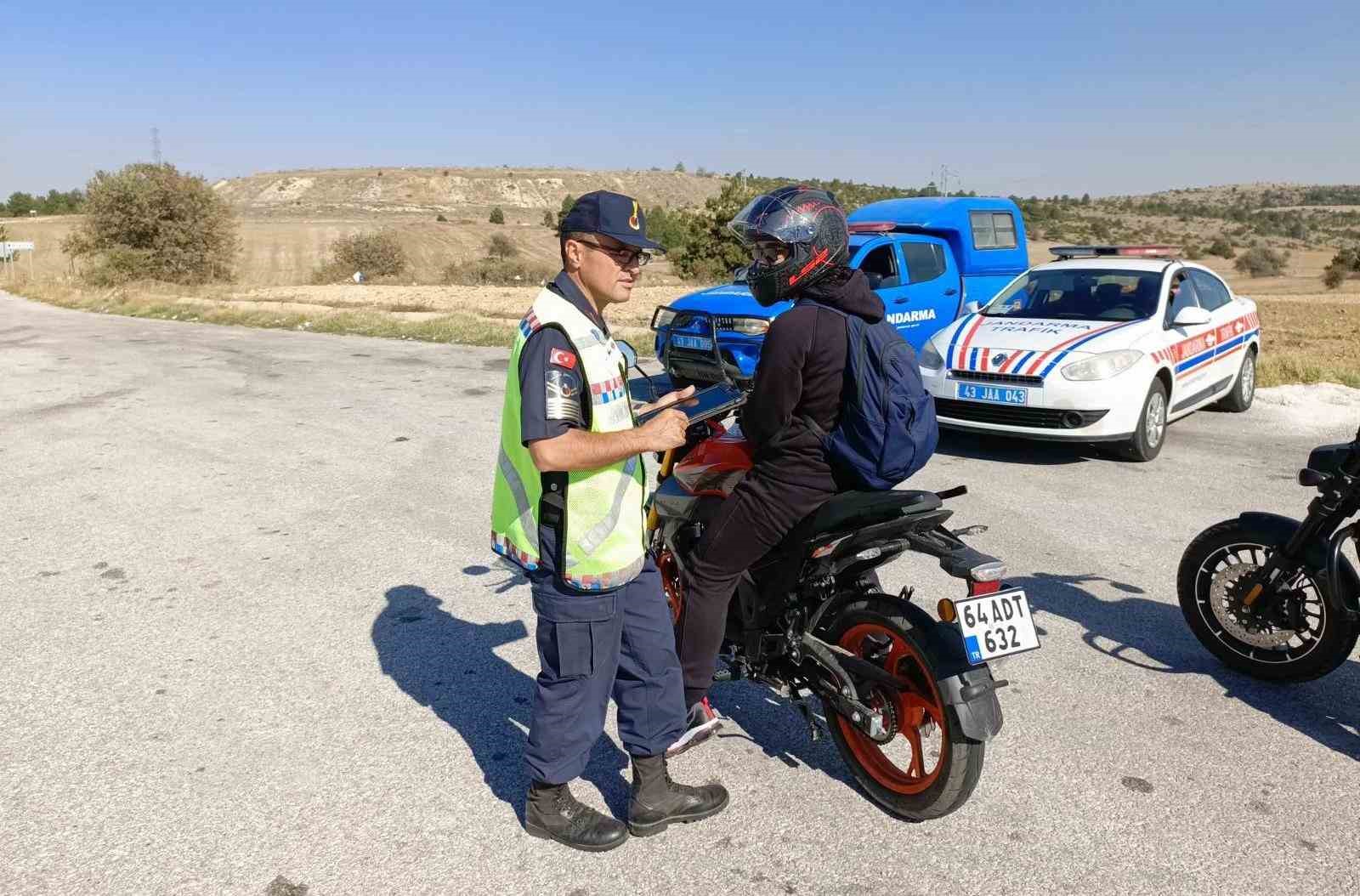 Kütahya’da Jandarma Trafik ve Asayiş Timlerinden motosiklet ve motorlu bisiklet denetimi
