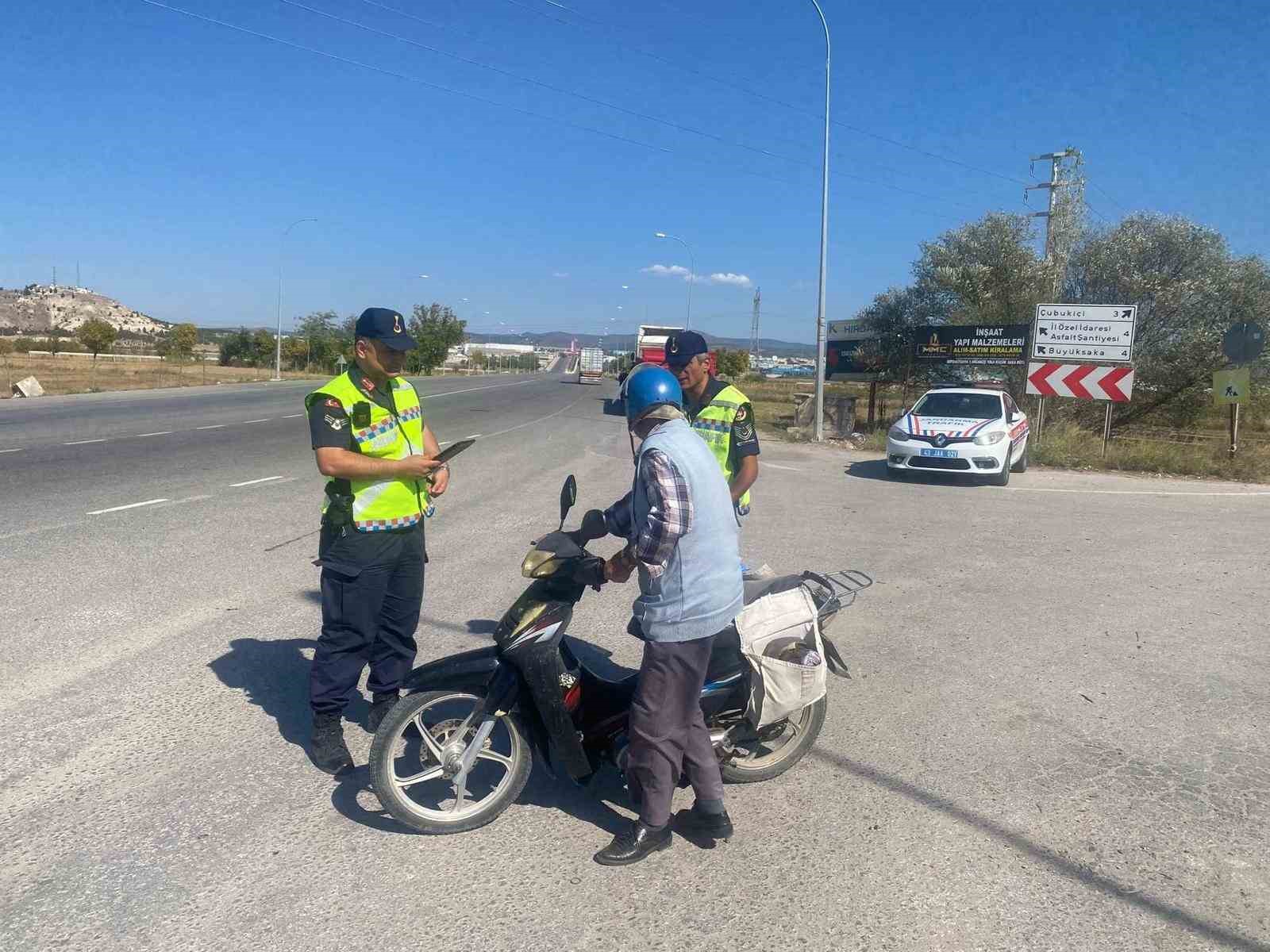 Kütahya’da Jandarma Trafik ve Asayiş Timlerinden motosiklet ve motorlu bisiklet denetimi
