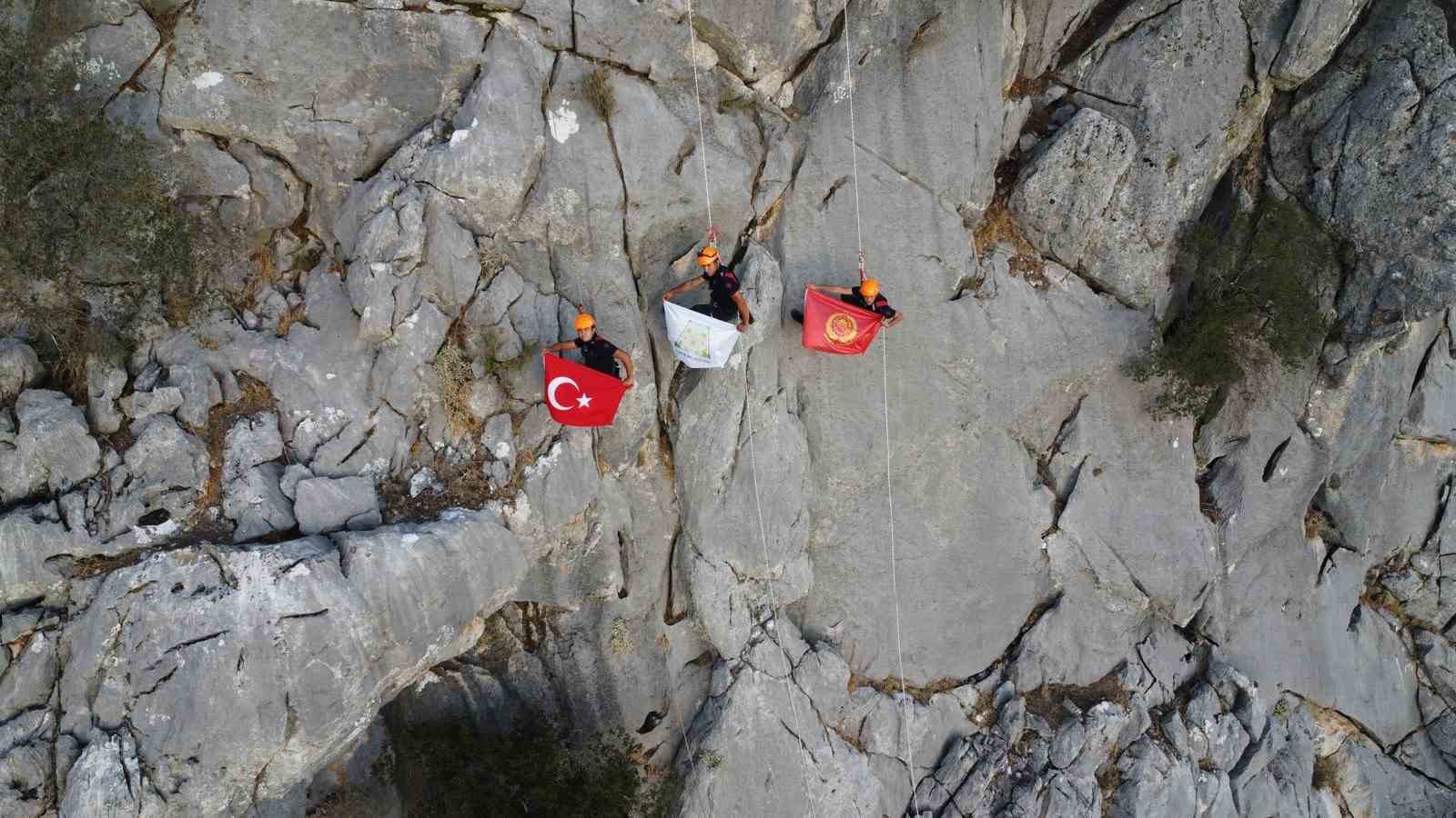 İtfaiye ekiplerinin komandoları aratmayan kurtarma tatbikatı
