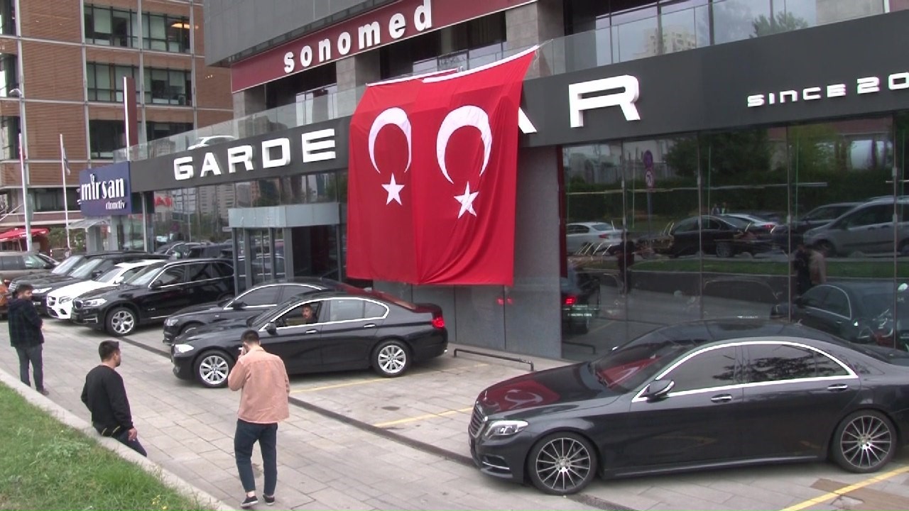 Ataşehir’de galeri kurşunlandı, olay anı kamerada
