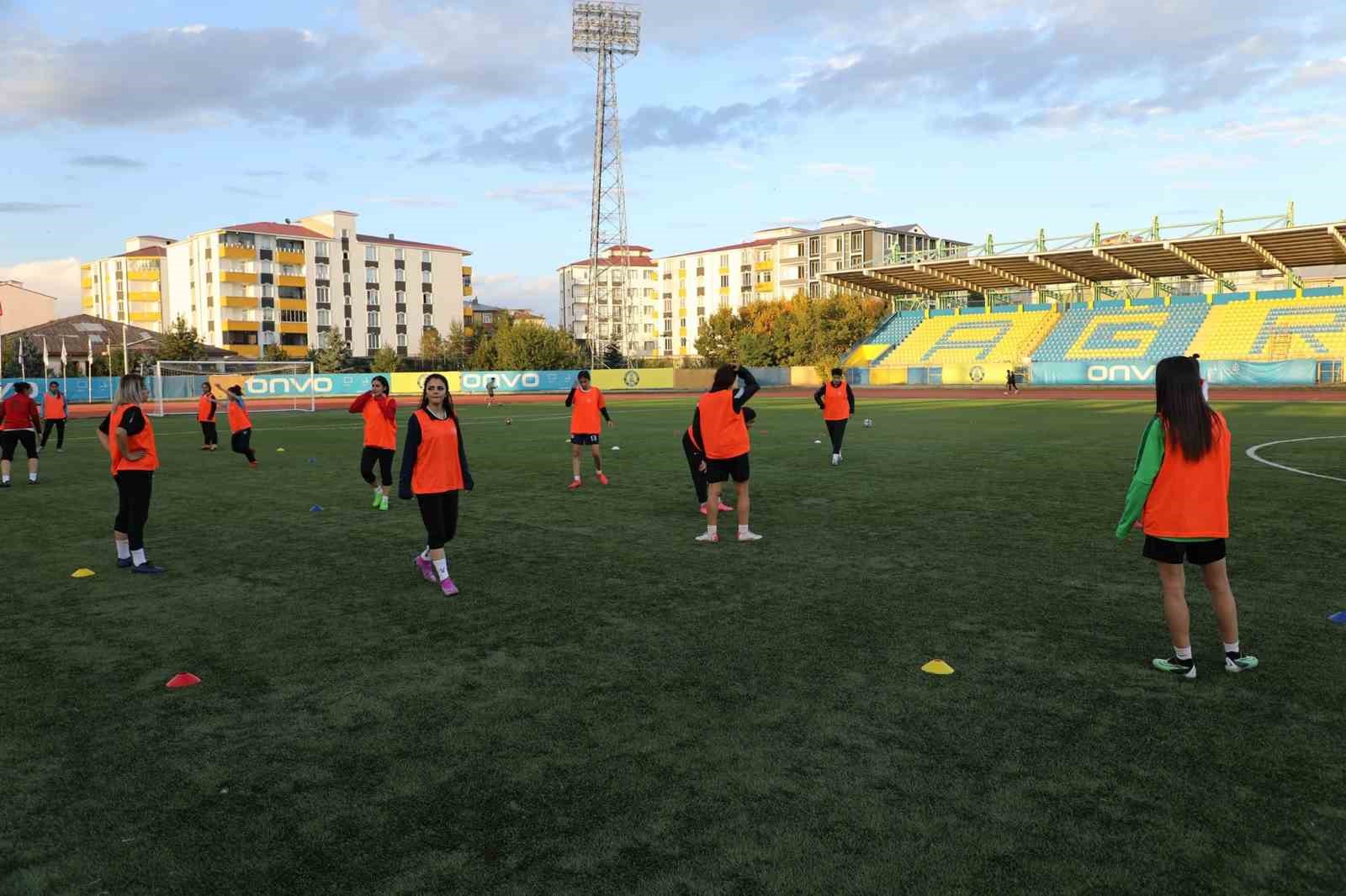 İl Müdürü Çelebi, Kadın Futbol Takımını ziyaret etti
