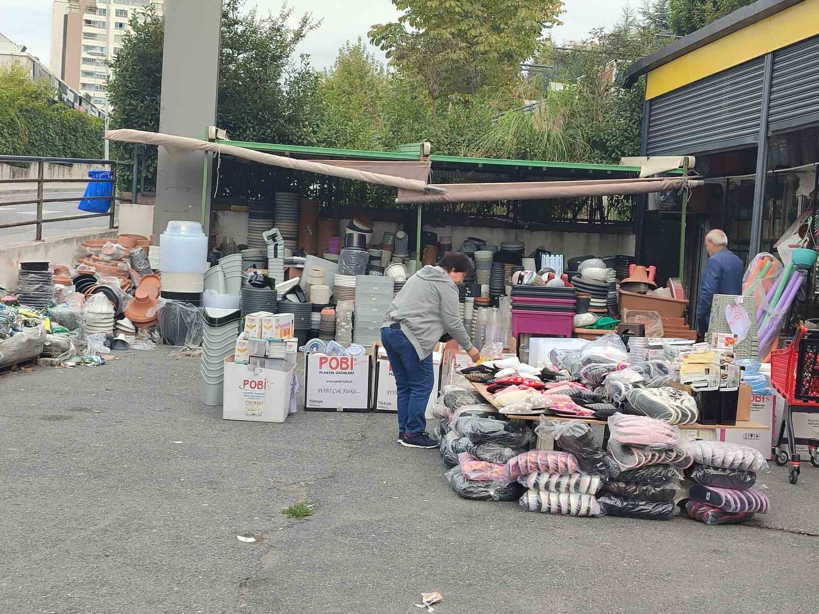 Başakşehir’de polisten kaçan şahıslar aracıyla bir iş yerine girdi
