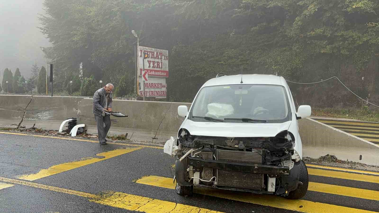 Bolu Dağı’nda kontrolden çıkan araç bariyerlere çarptı
