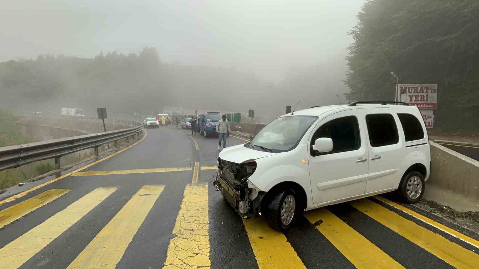 Bolu Dağı’nda kontrolden çıkan araç bariyerlere çarptı
