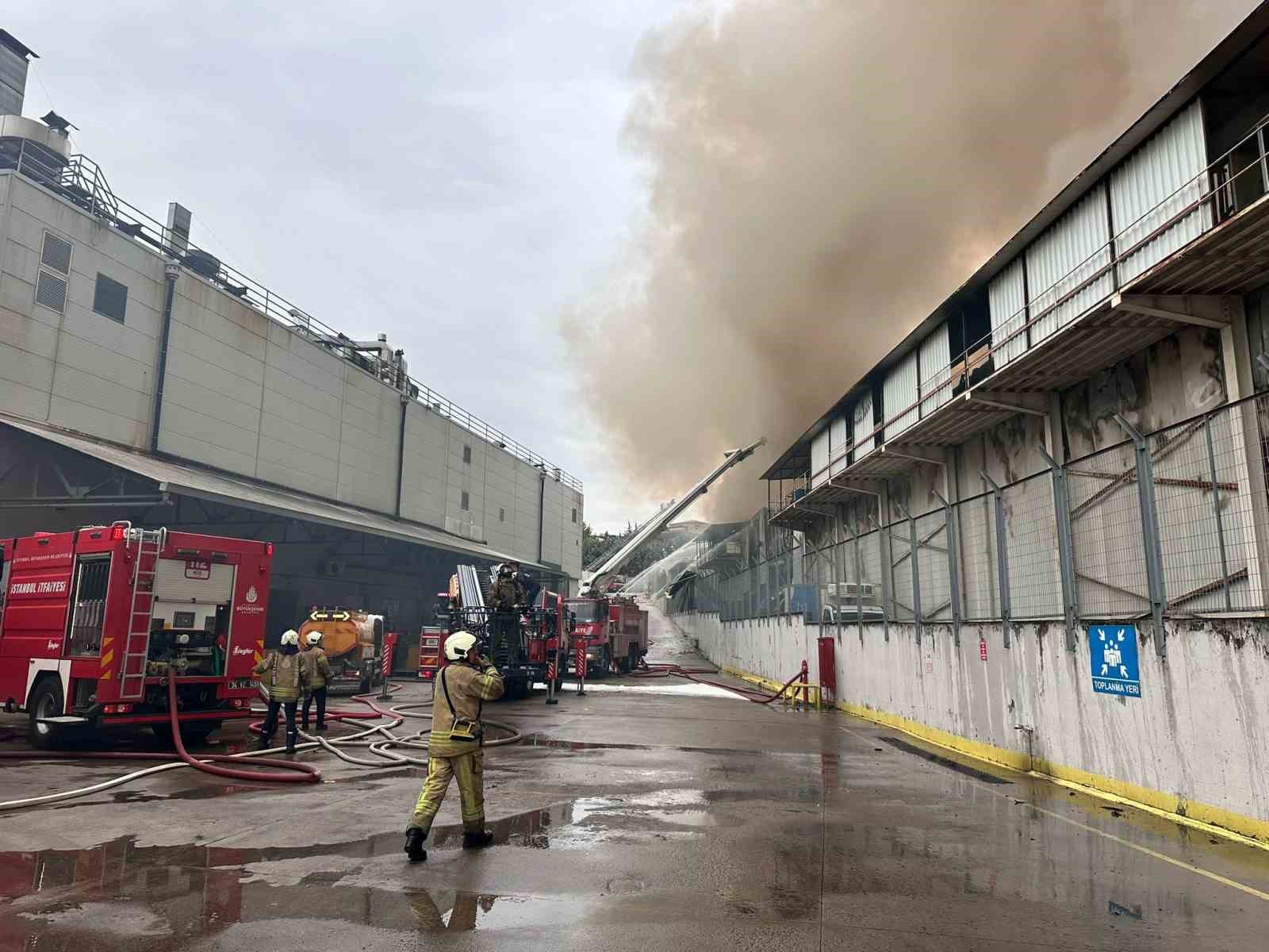 Sancaktepe’de soğuk hava deposunda çıkan yangın kontrol altına alındı
