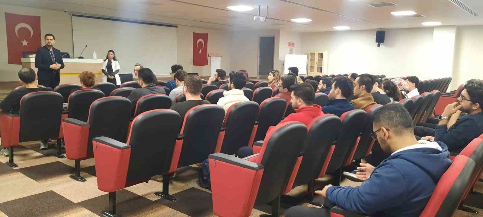 Başhekim Ergenç, yeni atanan acil uzmanları ve pratisyen hekimlerle bir araya geldi
