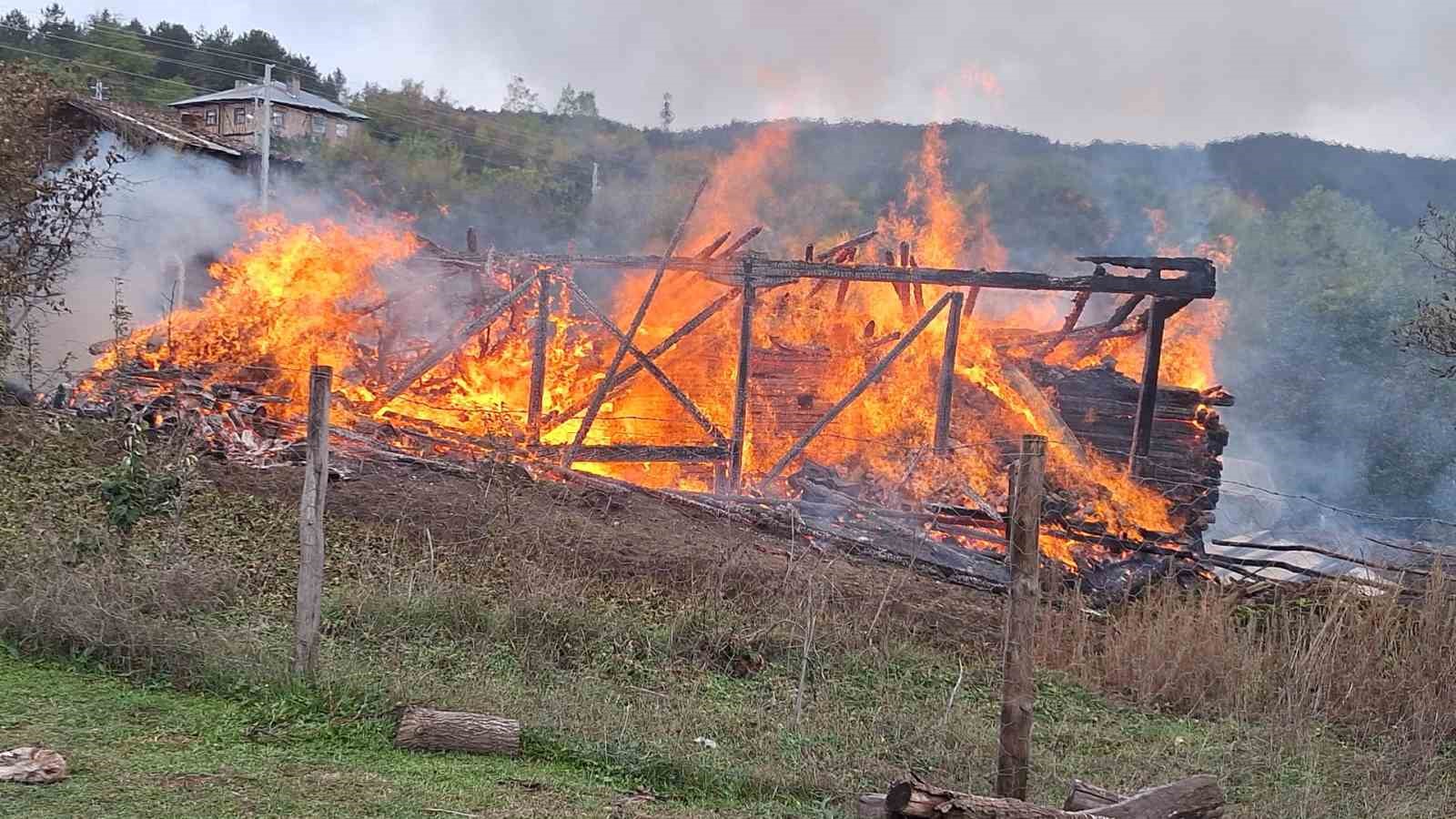 Kastamonu’da iki katlı ahşap ev çıkan yangında küle döndü
