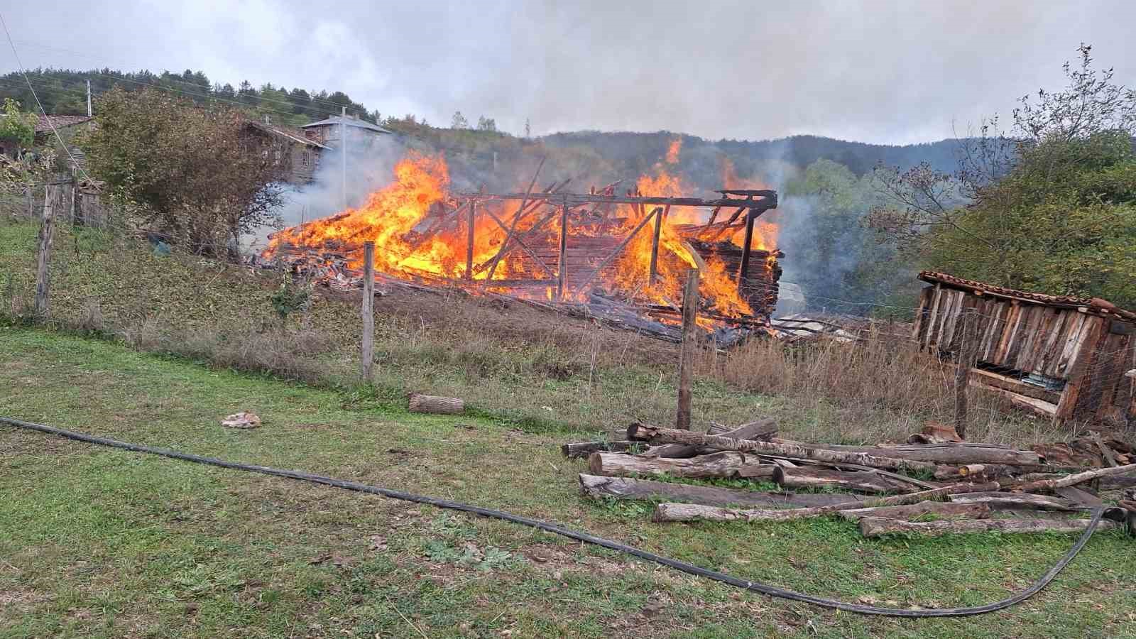 Kastamonu’da iki katlı ahşap ev çıkan yangında küle döndü
