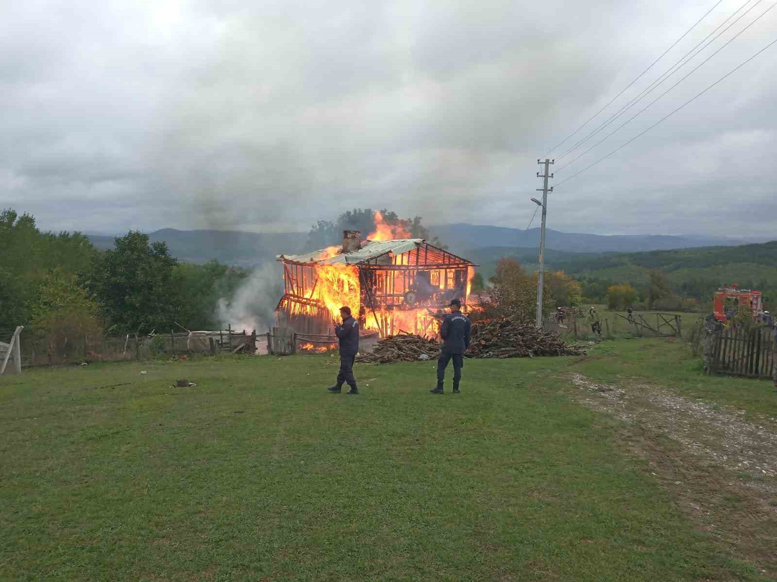 Kastamonu’da iki katlı ahşap ev çıkan yangında küle döndü
