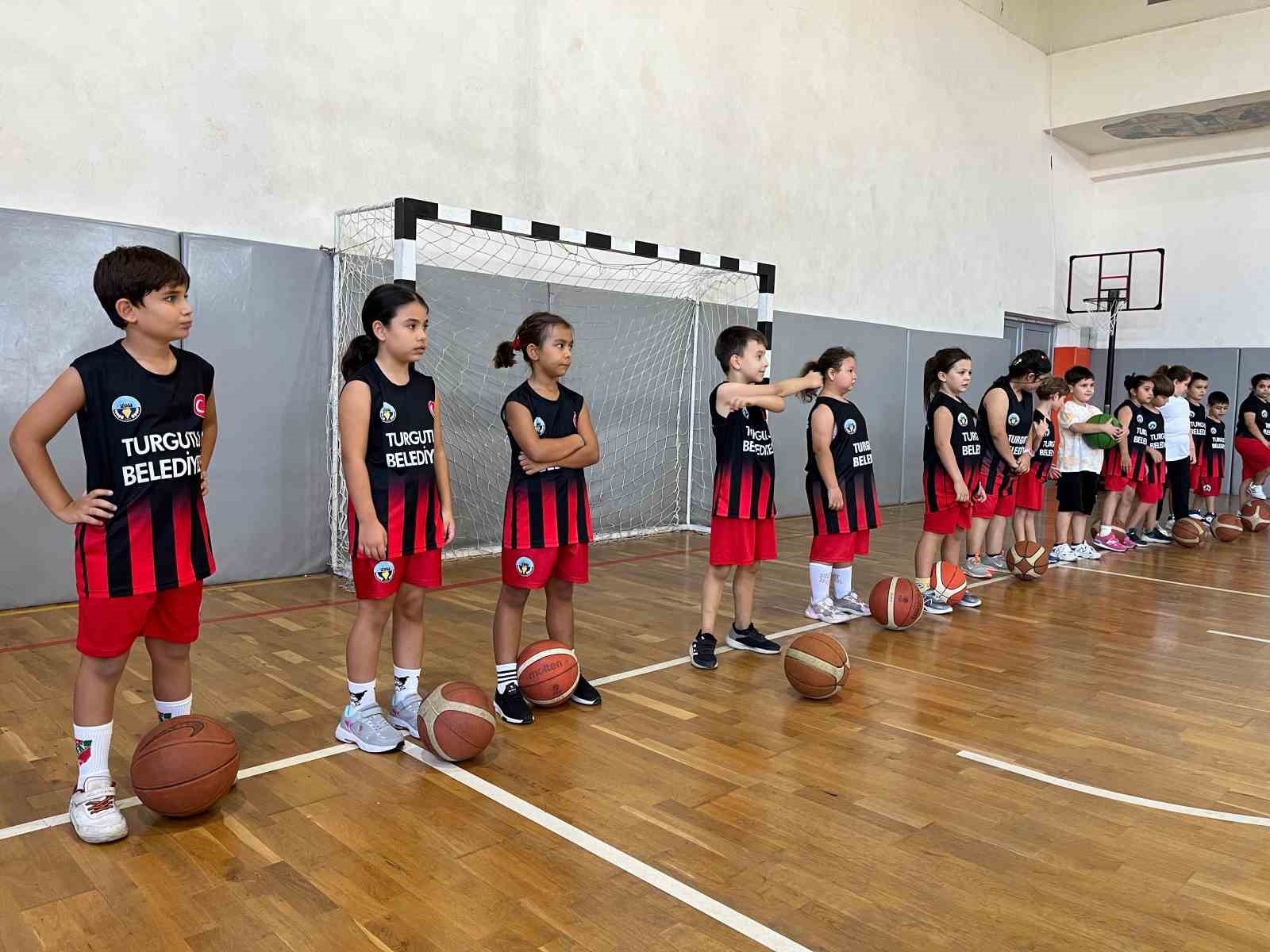 Turgutlu Belediyesinin basketbol kurs kayıtları devam ediyor
