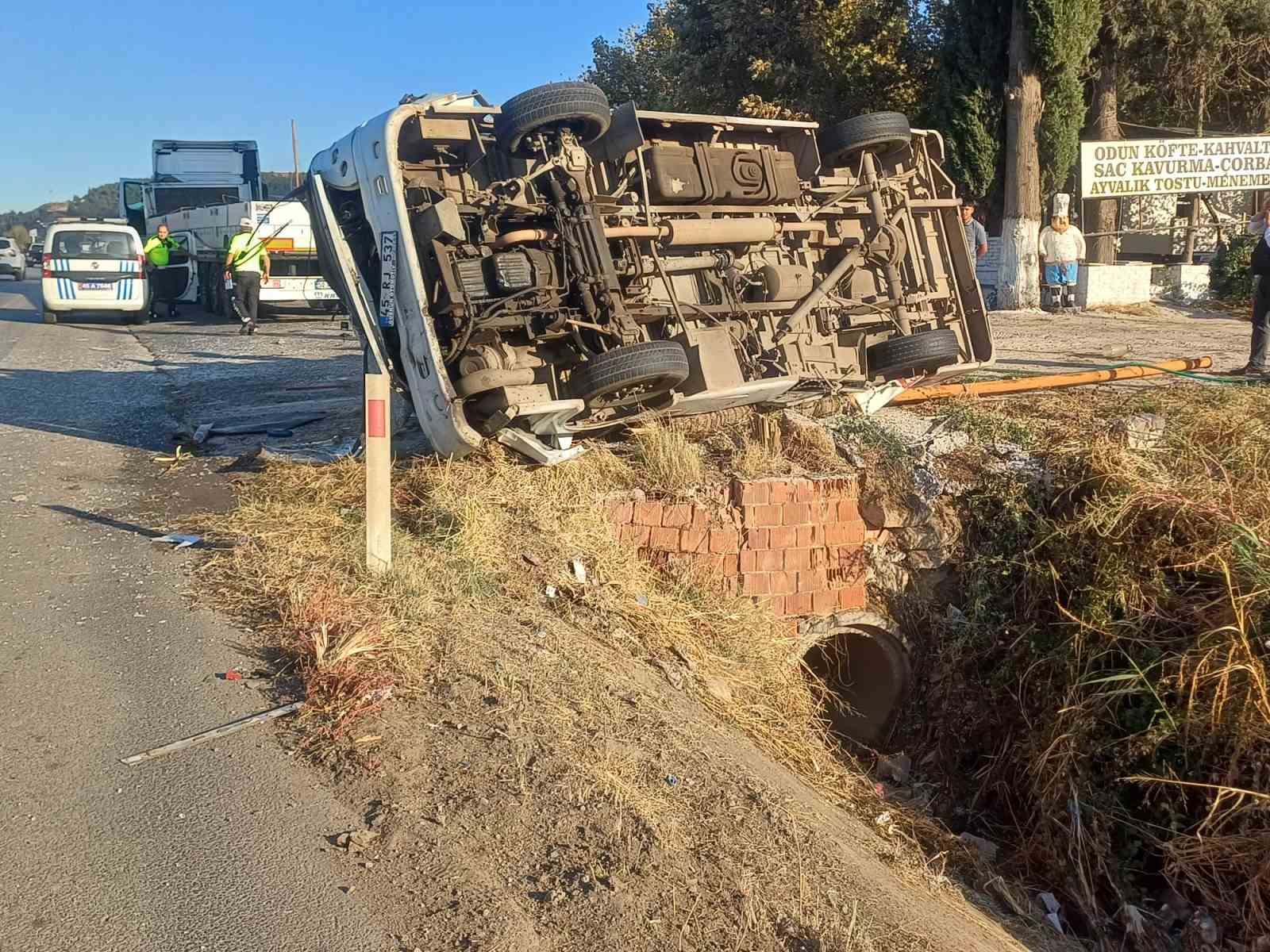 Tır, boş servise arkadan çarptı
