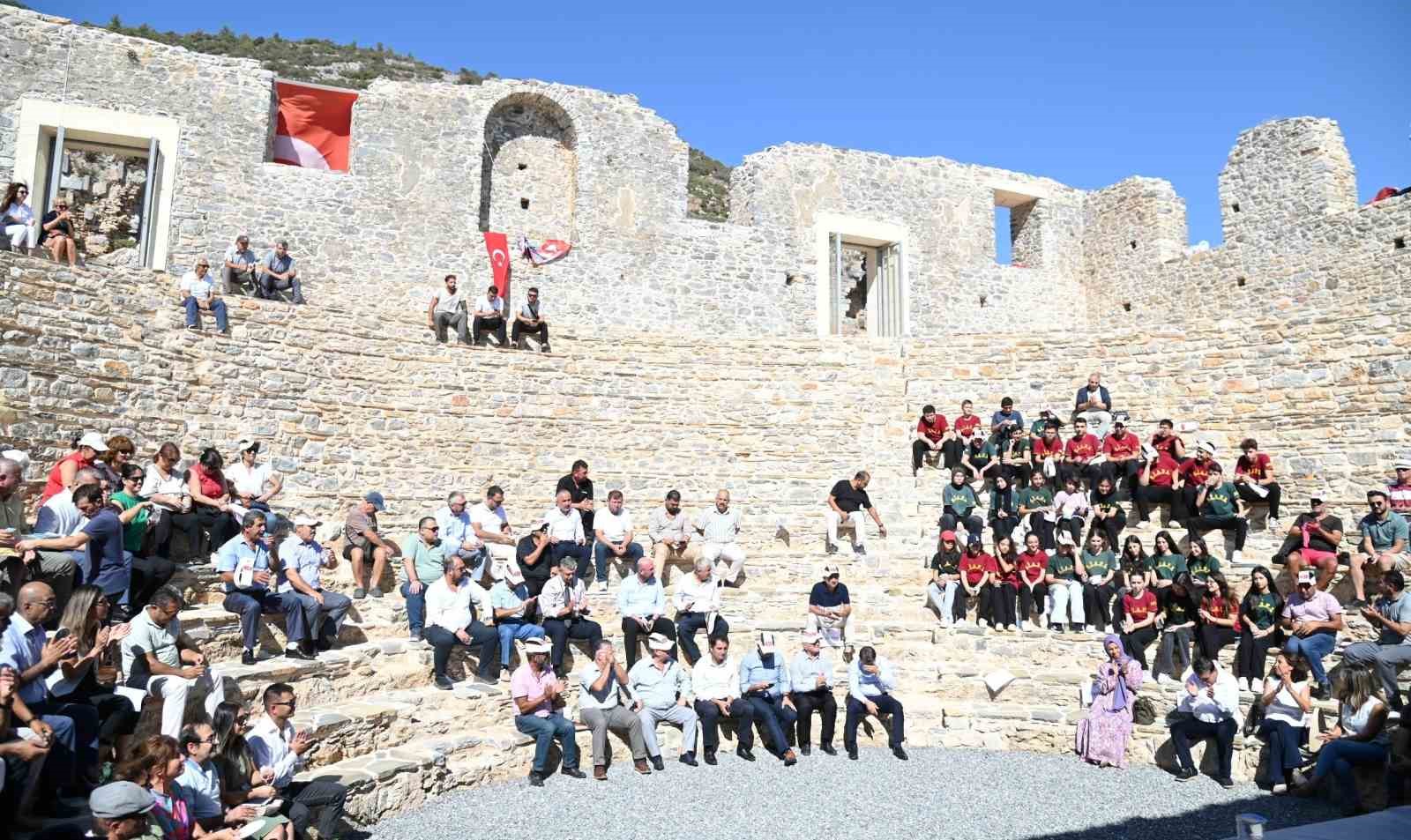 Anamur Belediyesi, meclis toplantısını 2 bin yıllık Odeon’da yaptı
