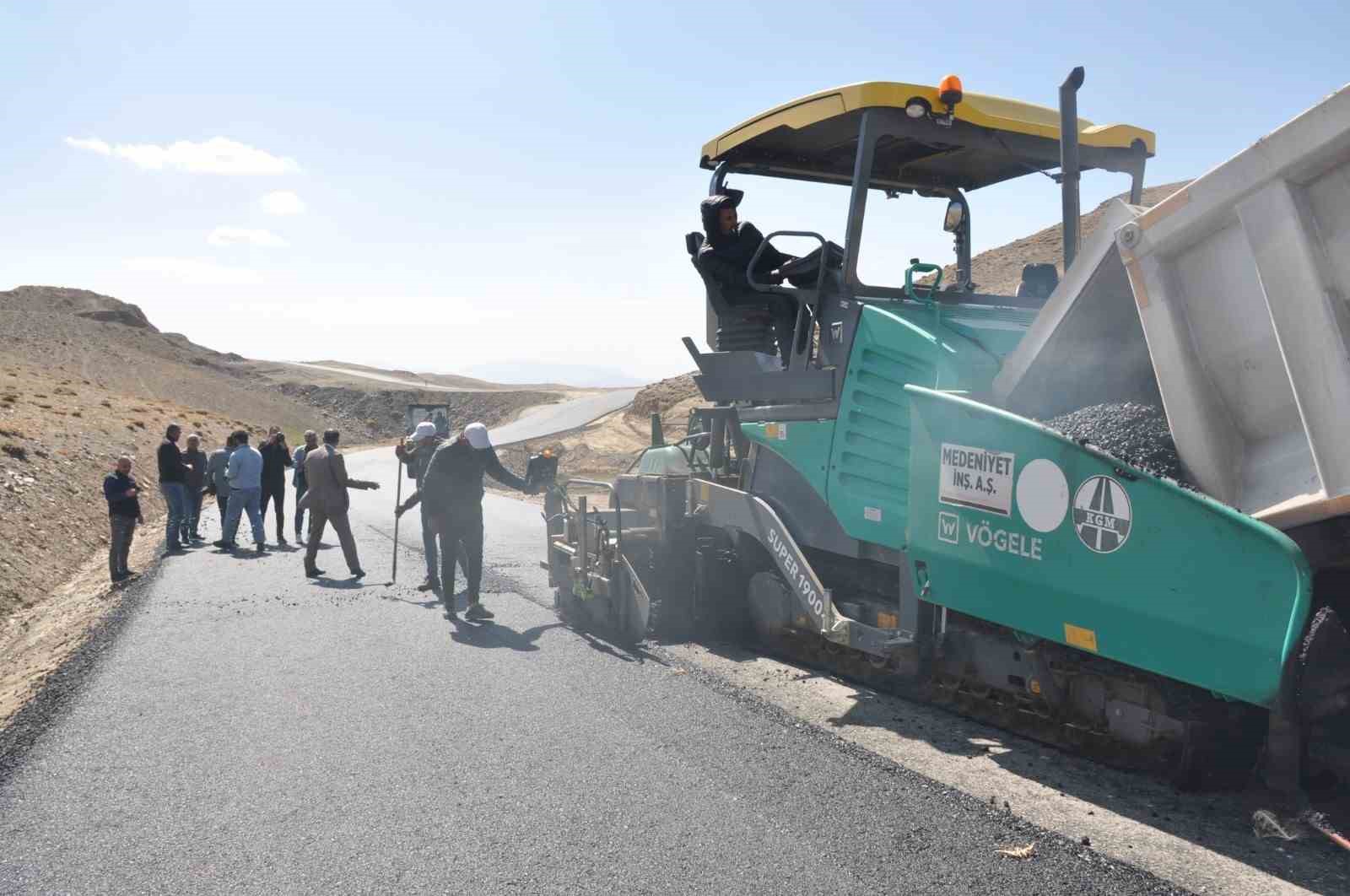 Muş’ta yollar sıcak asfaltla kaplanıyor
