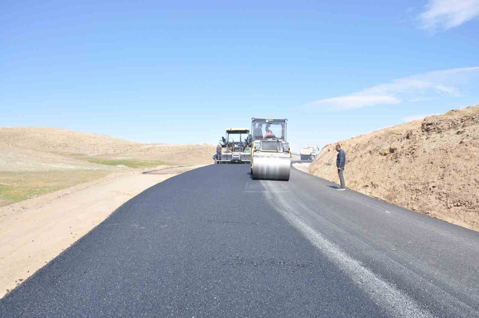 Muş’ta yollar sıcak asfaltla kaplanıyor
