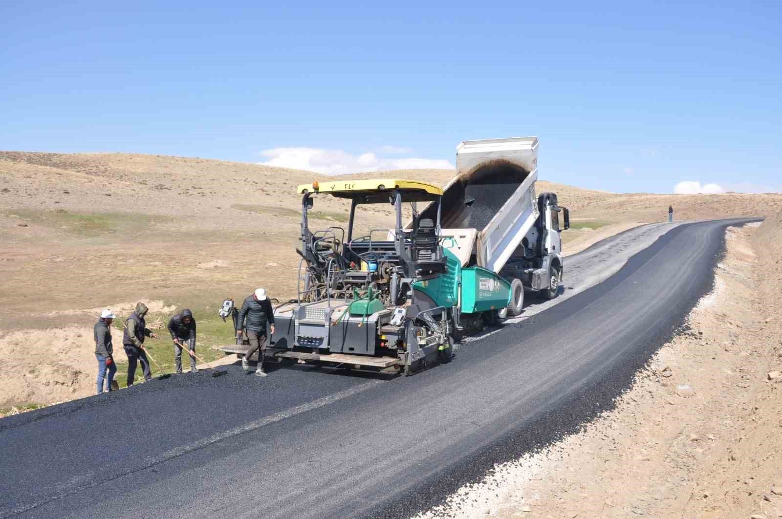 Muş’ta yollar sıcak asfaltla kaplanıyor
