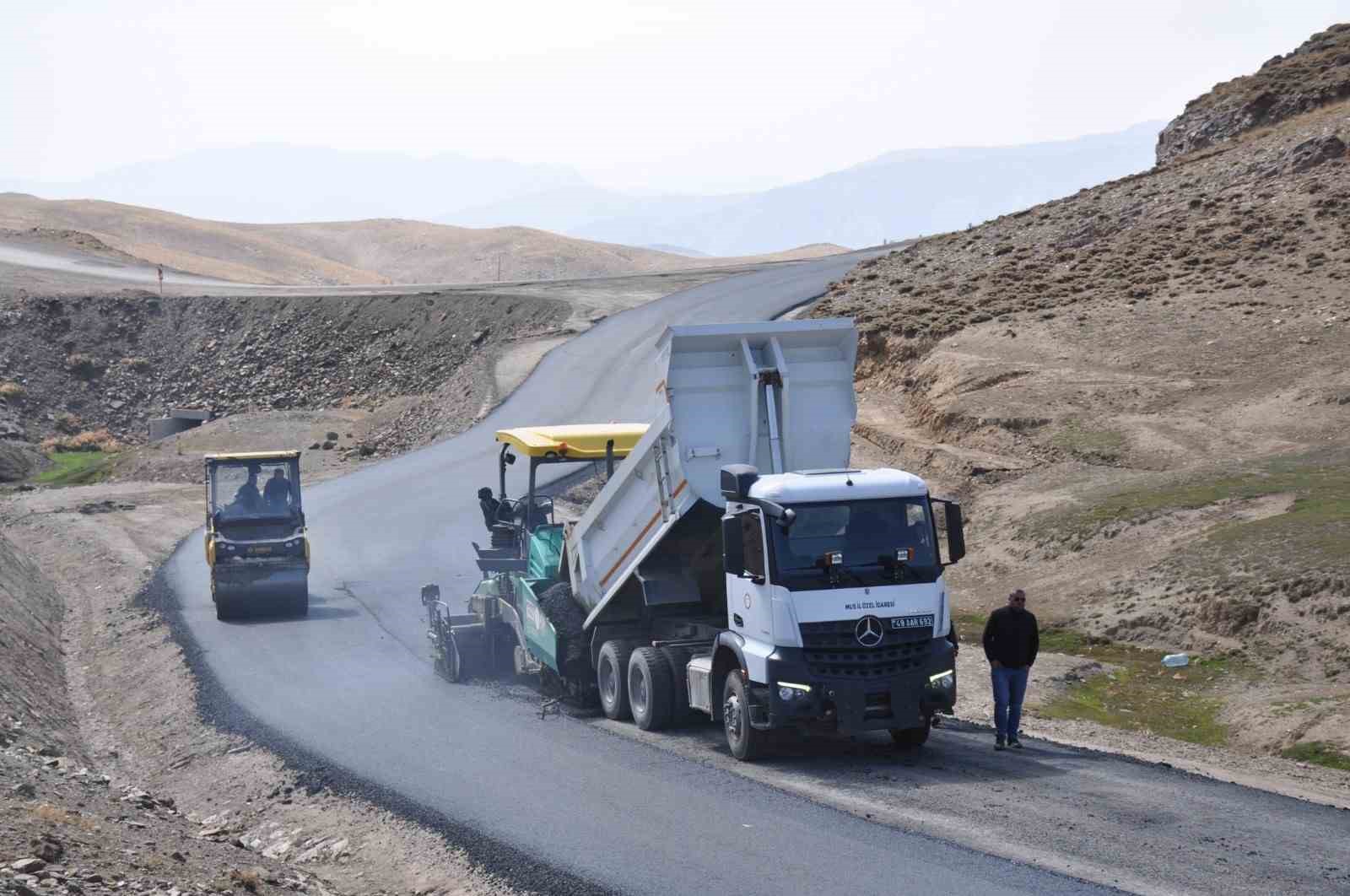 Muş’ta yollar sıcak asfaltla kaplanıyor
