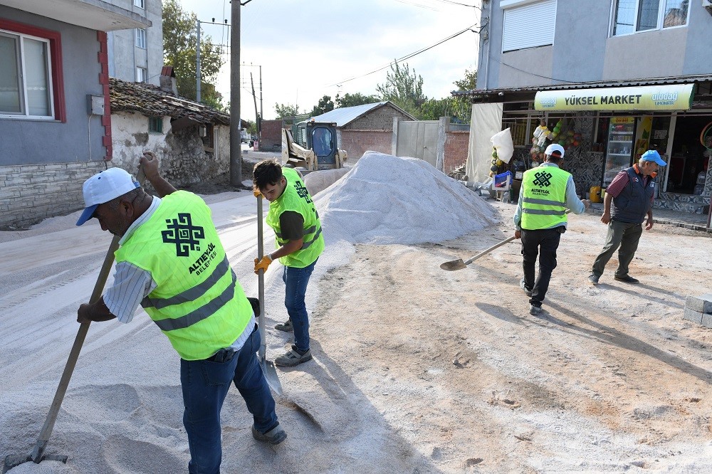 Altıeylül’de parke taşsız sokak kalmayacak
