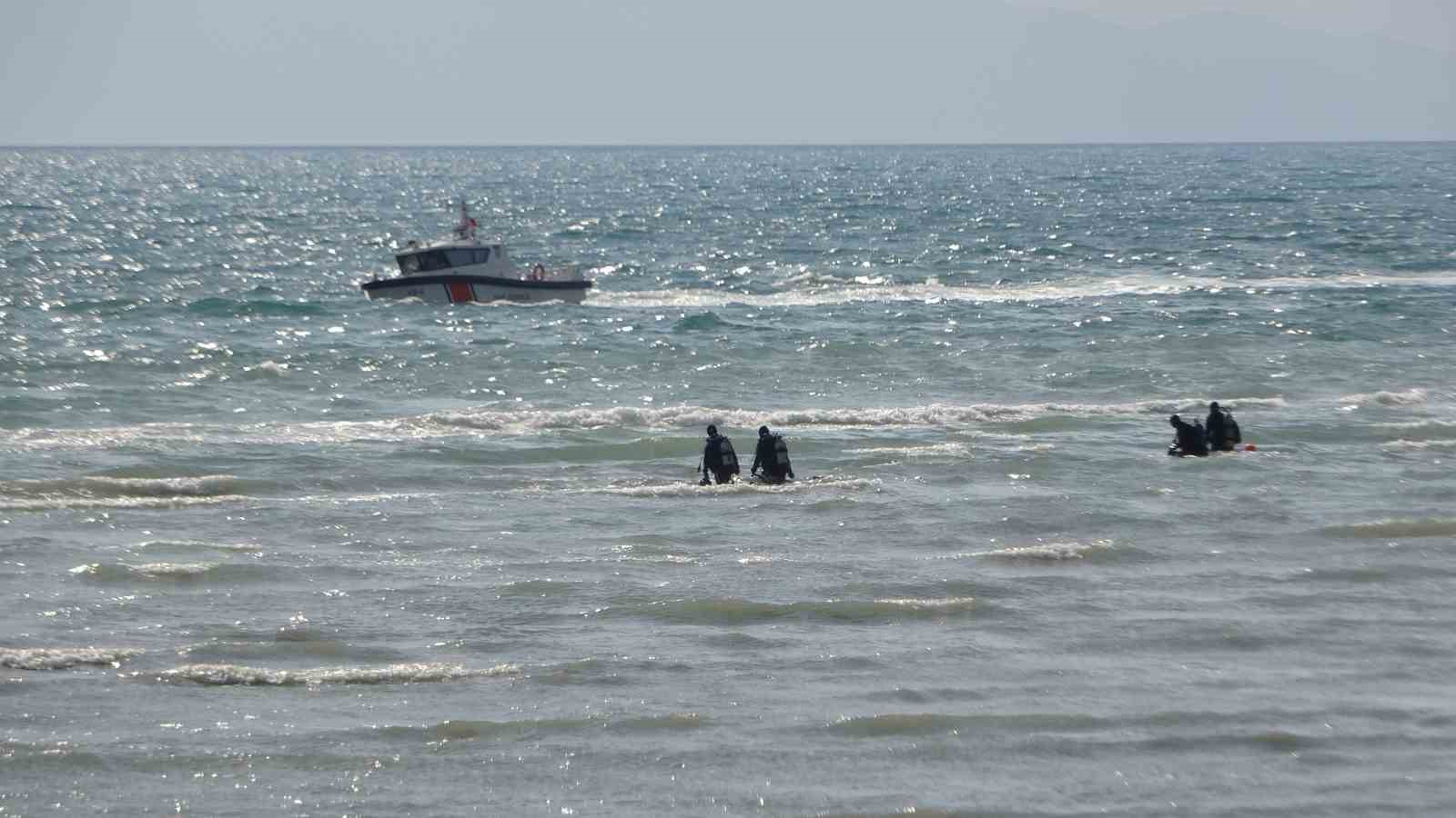 Emniyetin ‘kurbağa adamları’ Rojin için Van Gölü’ne daldı
