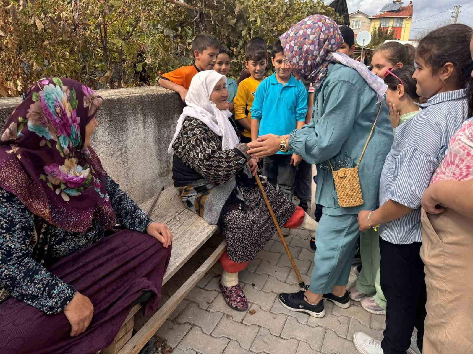 Hisarcık’ta minik öğrenciler yaşlıları unutmadı
