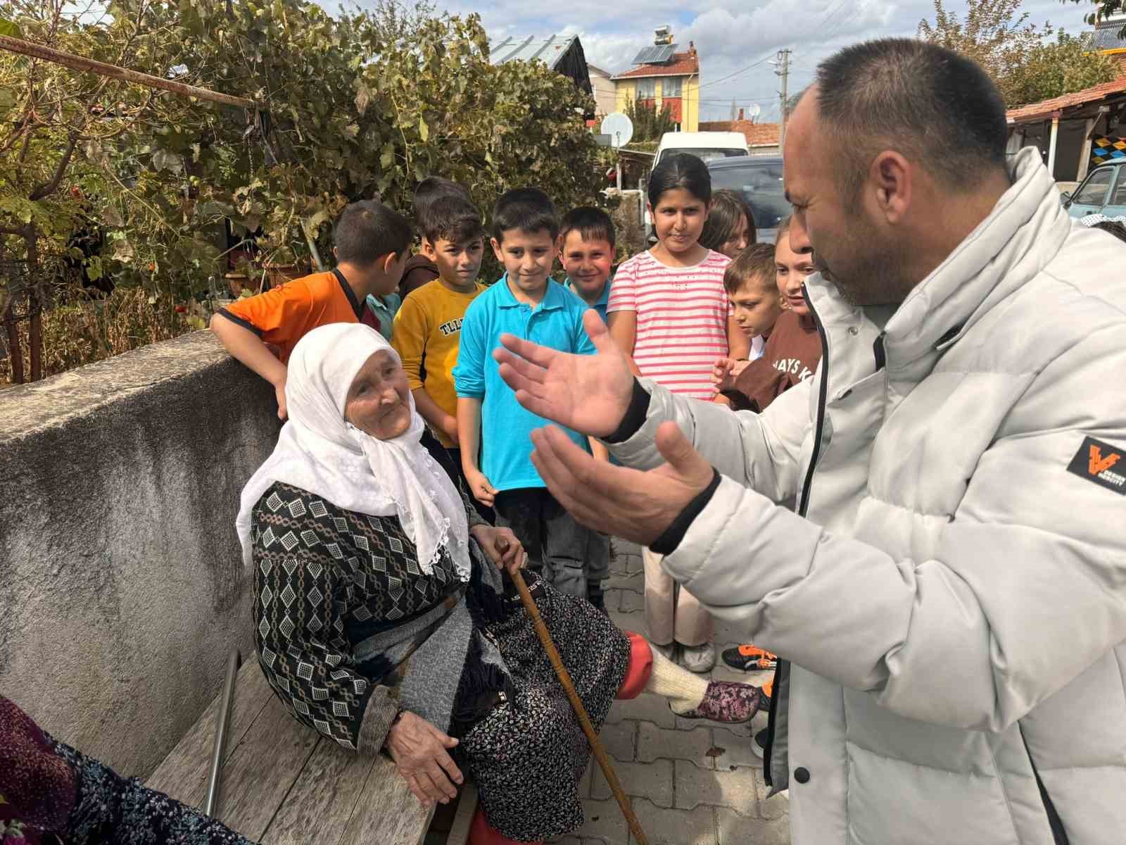 Hisarcık’ta minik öğrenciler yaşlıları unutmadı
